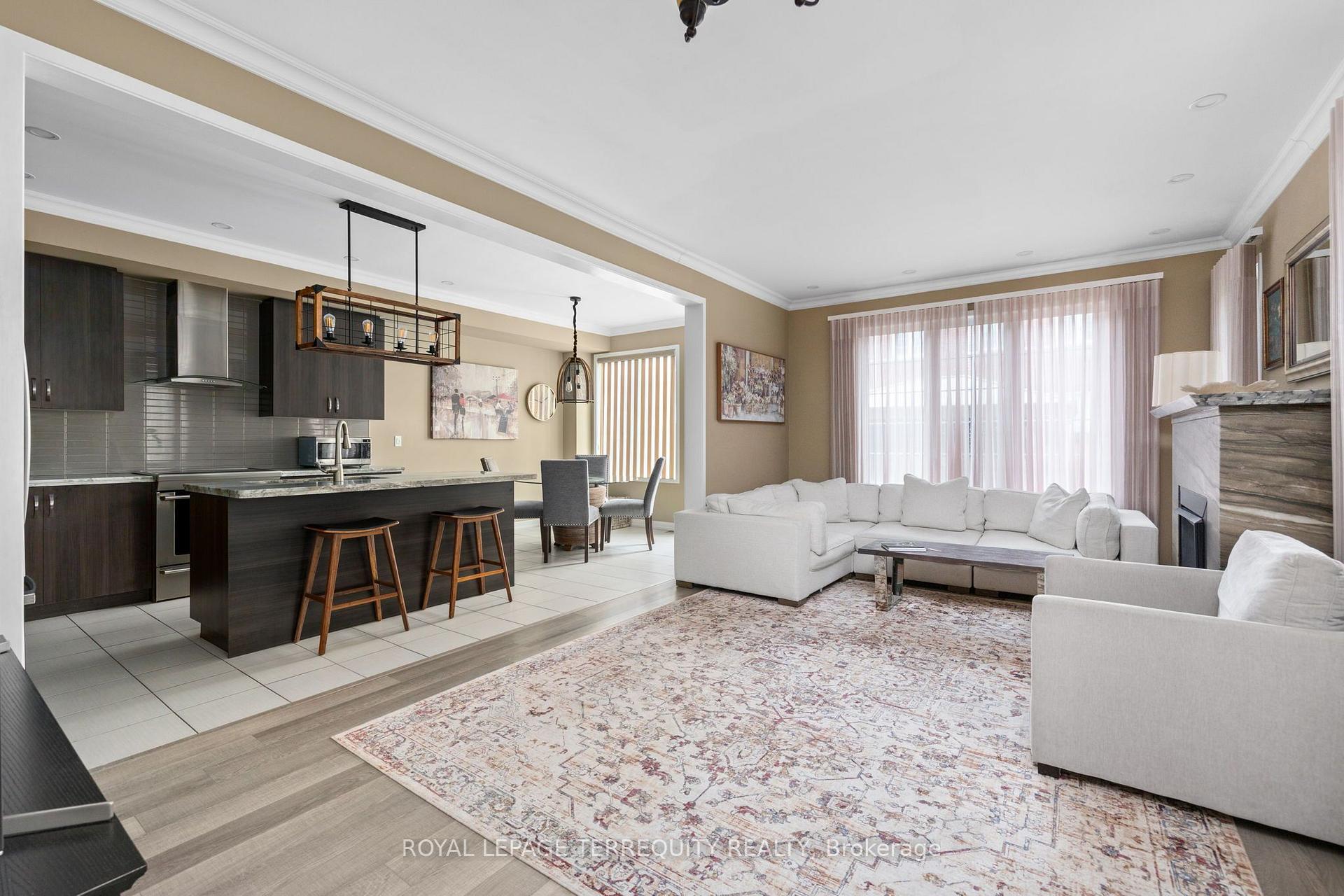Photo 6 of 22 Harcourt Street, Vaughan, Patterson — HOMEH