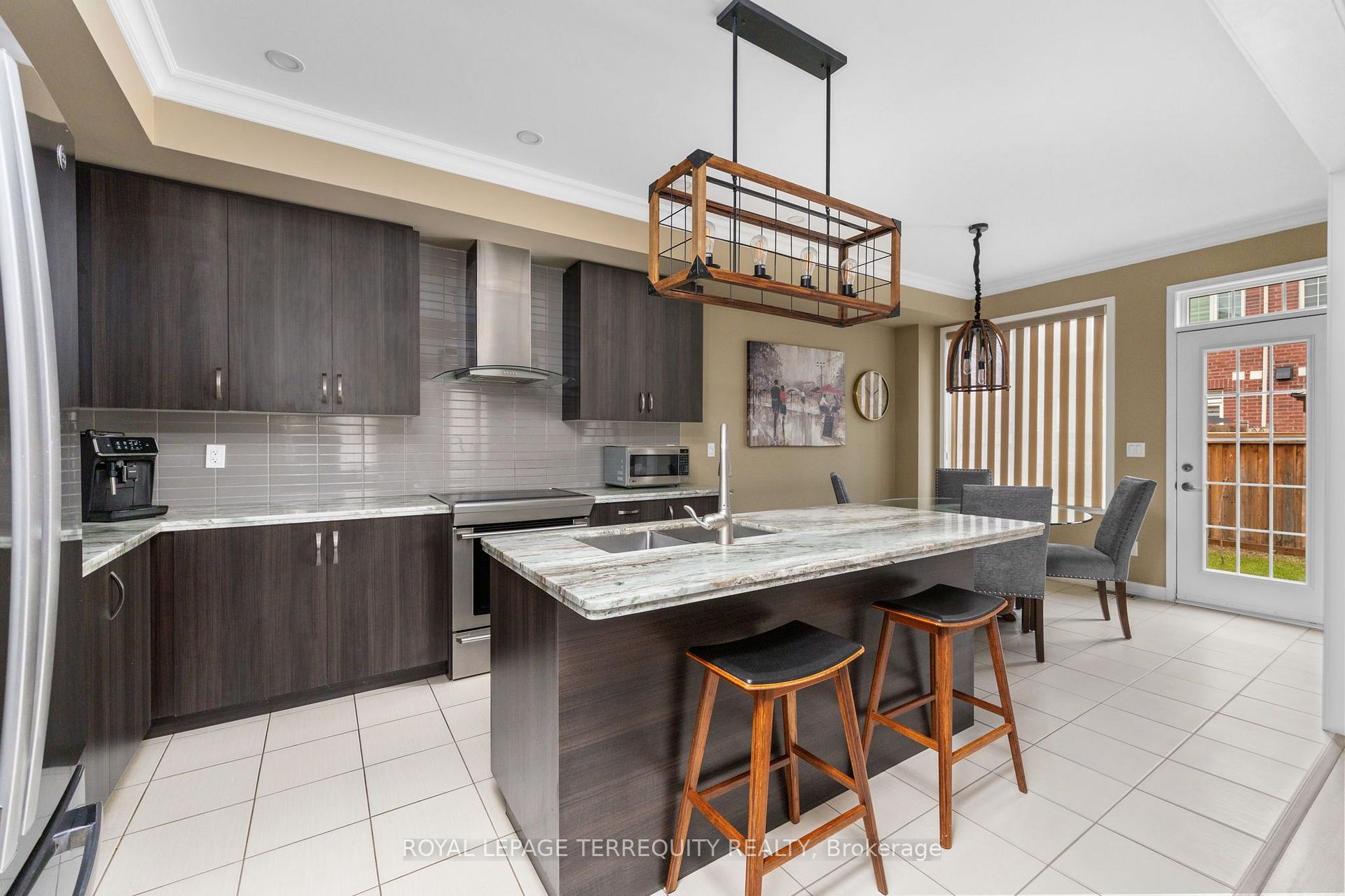 Photo 8 of 22 Harcourt Street, Vaughan, Patterson — HOMEH