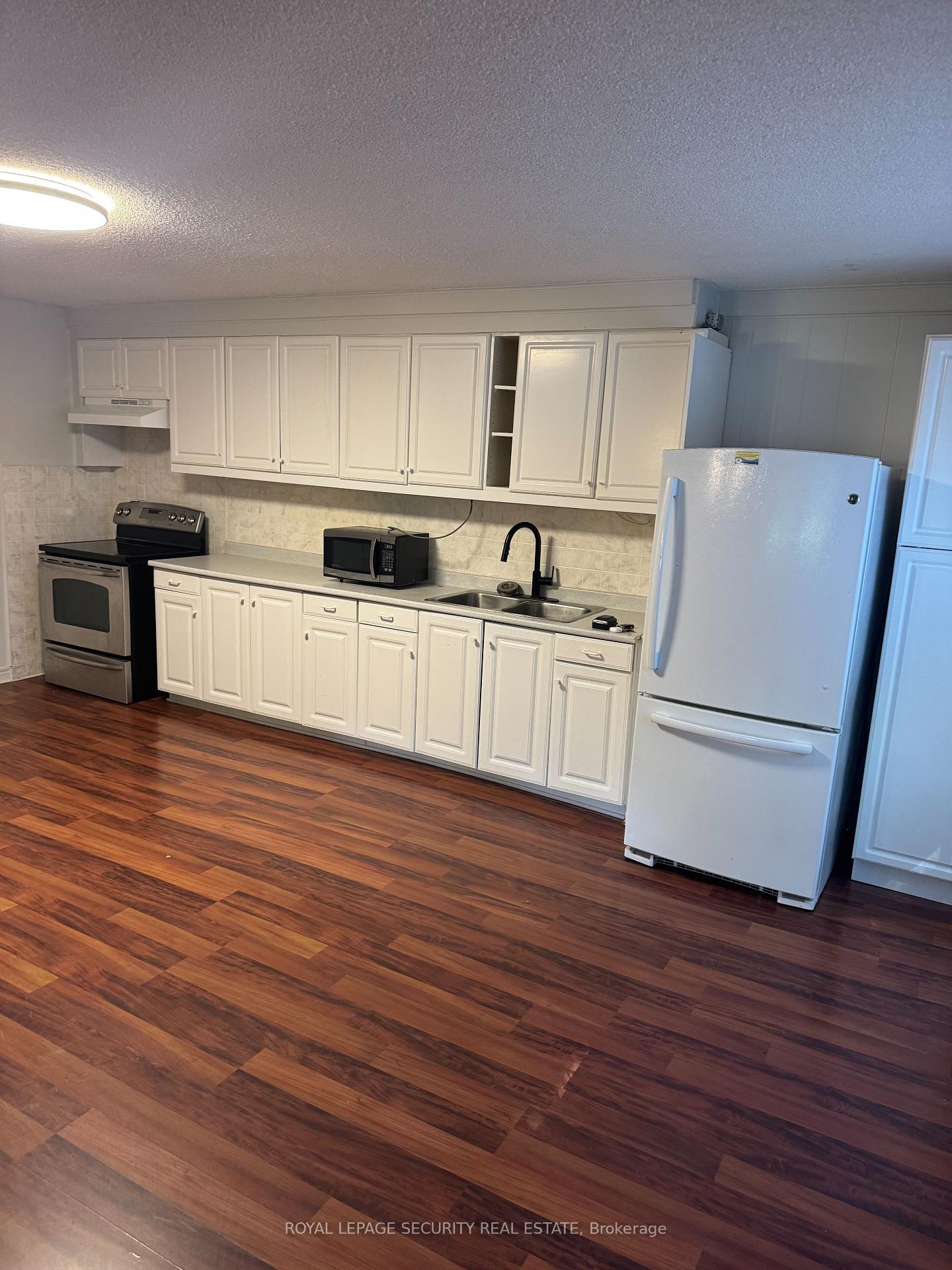 Photo 6 of Unit Lower B, 10432 Islington Avenue, Vaughan, Kleinburg — HOMEH