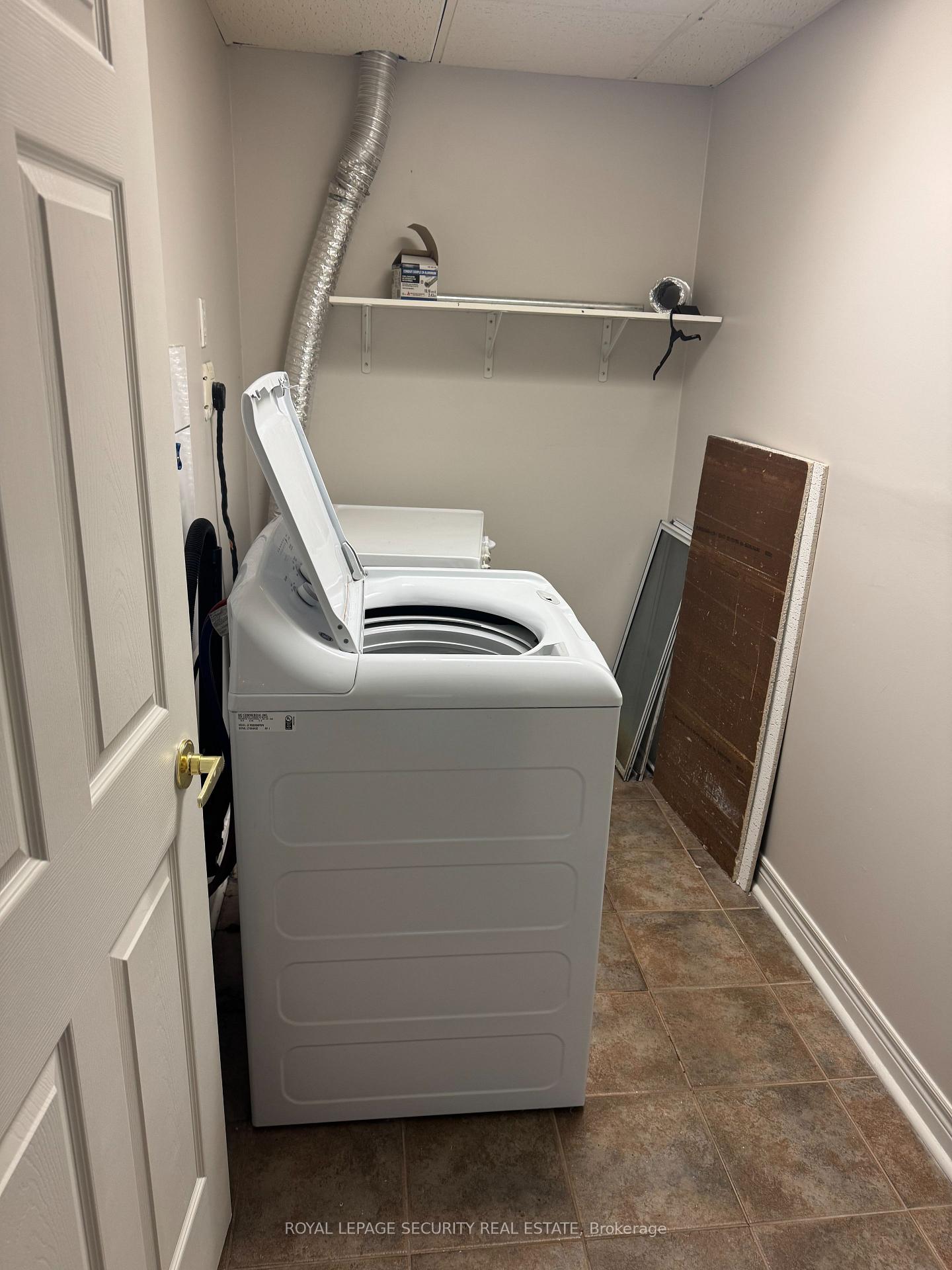 Photo 8 of Unit Lower B, 10432 Islington Avenue, Vaughan, Kleinburg — HOMEH