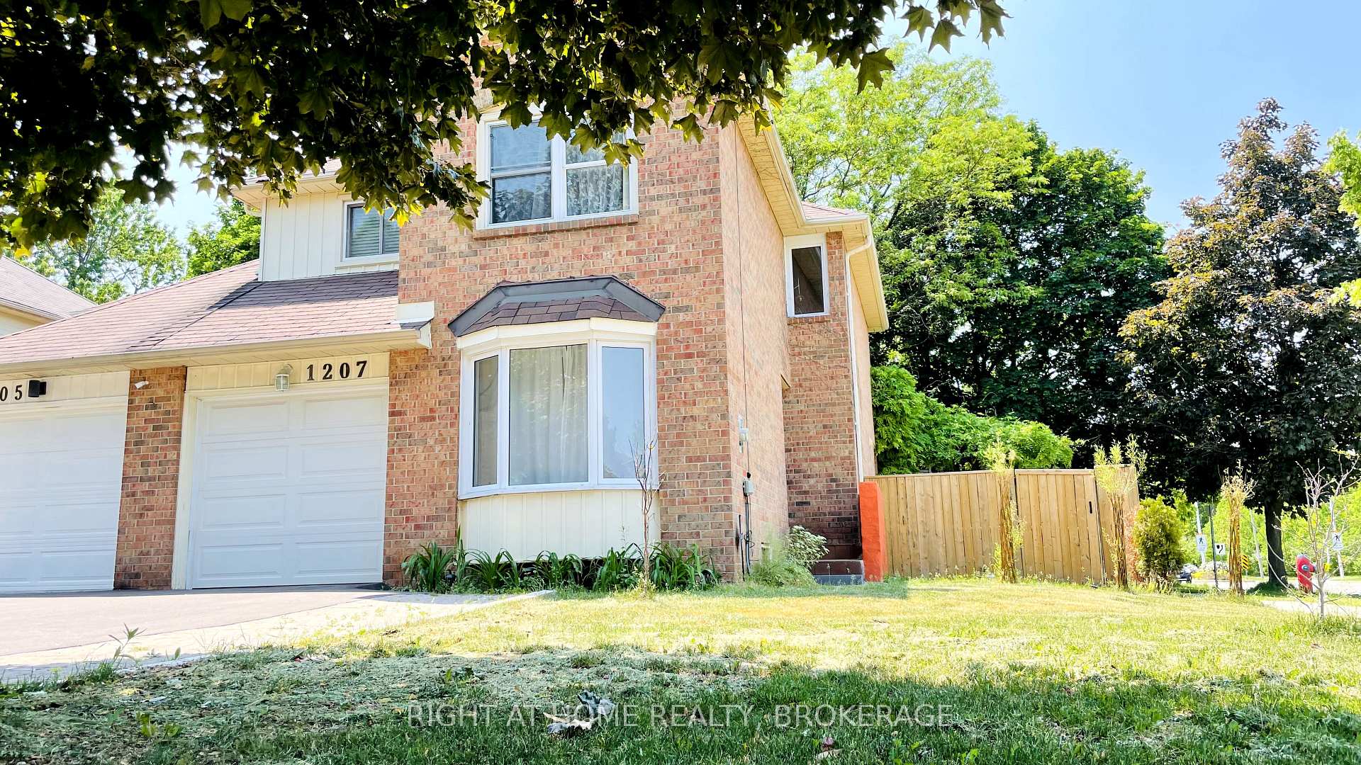 Photo 2 of 1207 Potters Wheel Crescent, Oakville, Glen Abbey — HOMEH