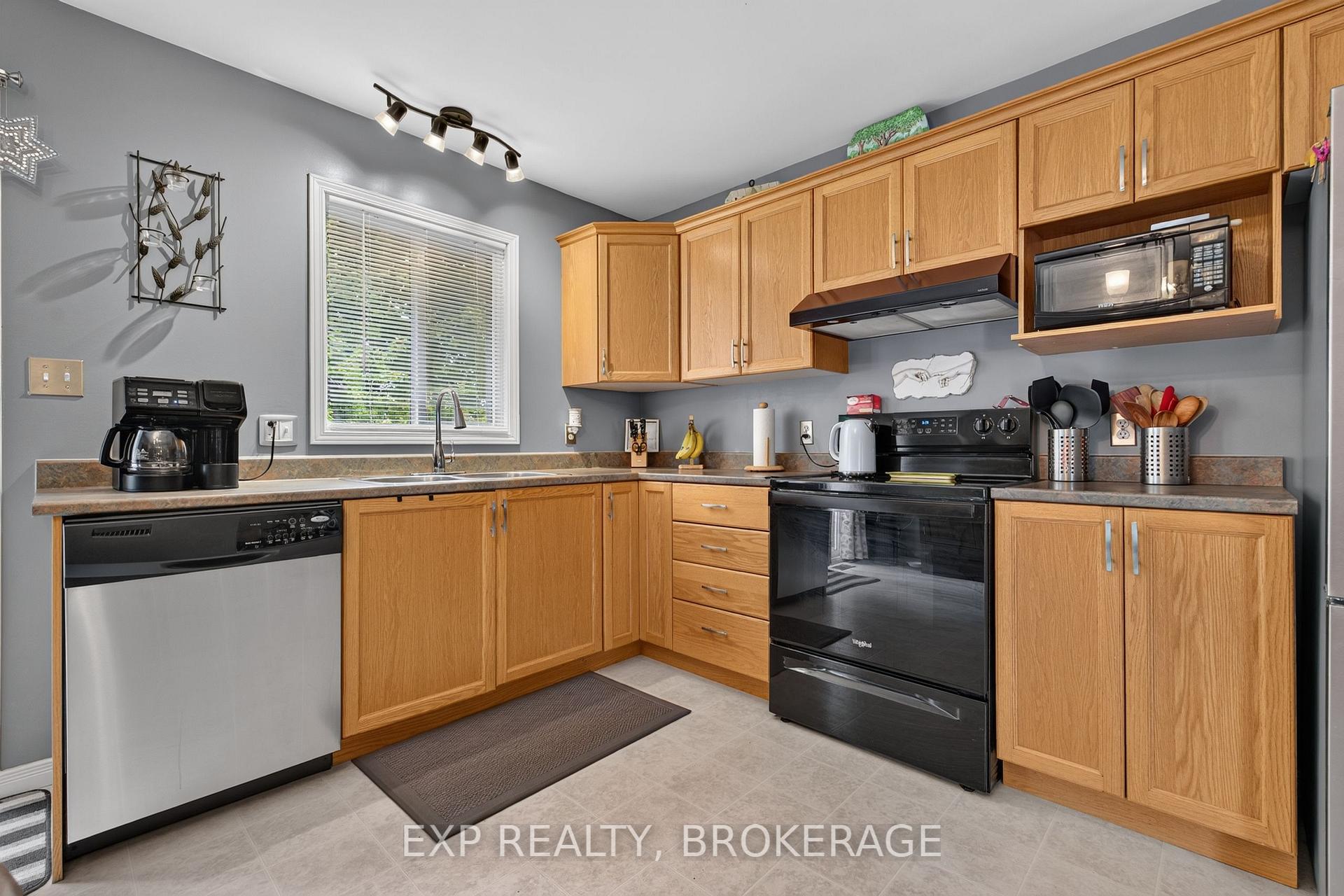 Photo 17 of 63 Speers Boulevard, Loyalist, Amherstview — HOMEH