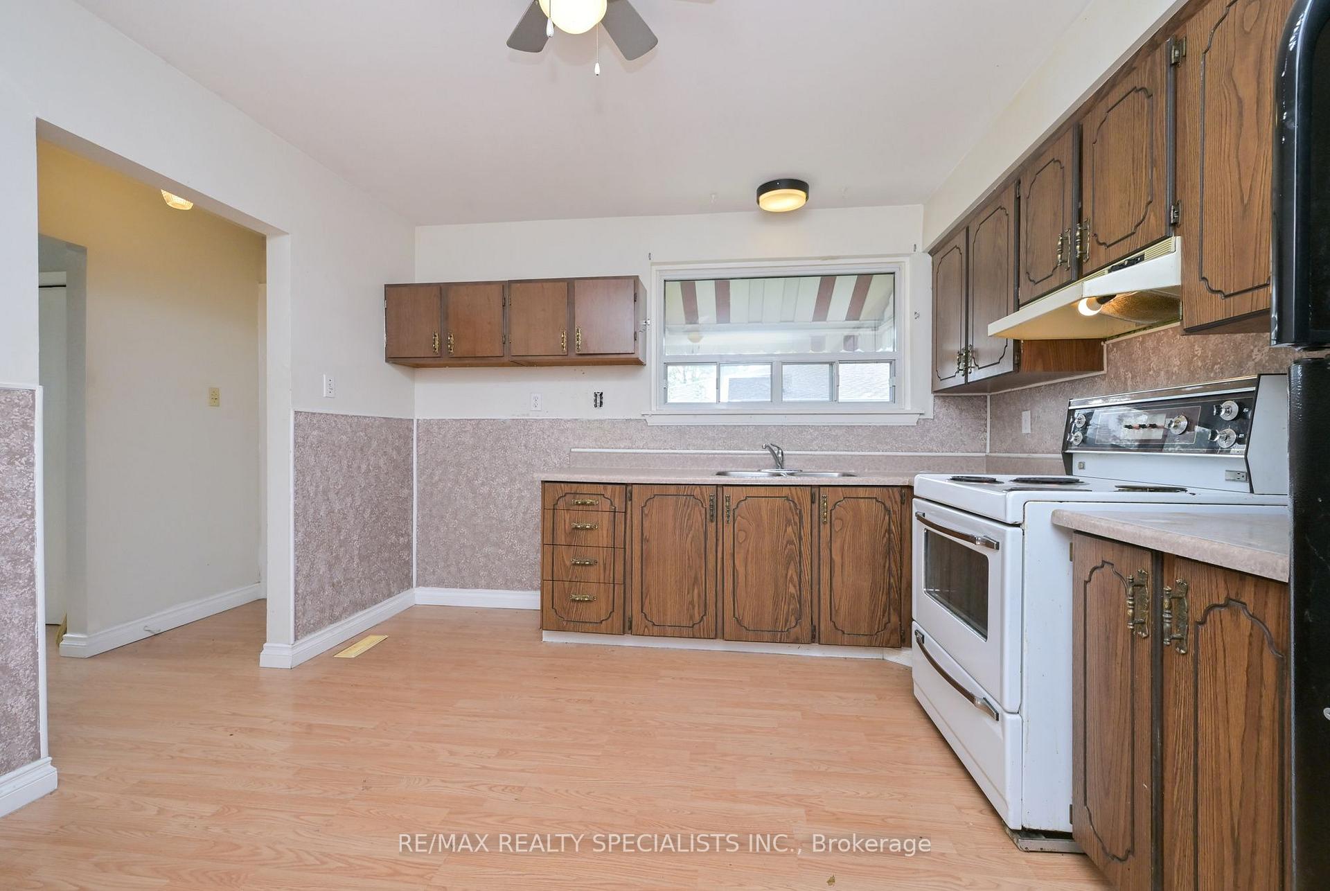Photo 13 of 38 Algonquin Boulevard, Brampton, Avondale — HOMEH