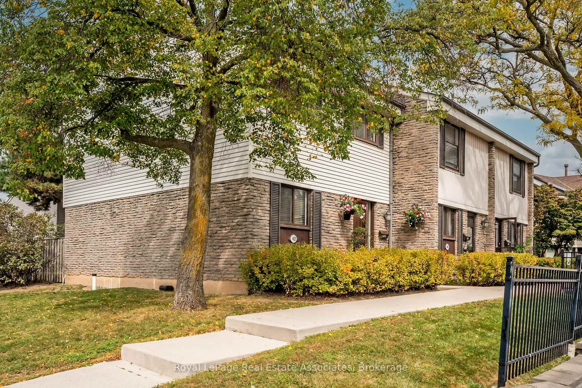 Photo 2 of Unit 42, 2779 Gananoque Drive, Mississauga, Meadowvale — HOMEH