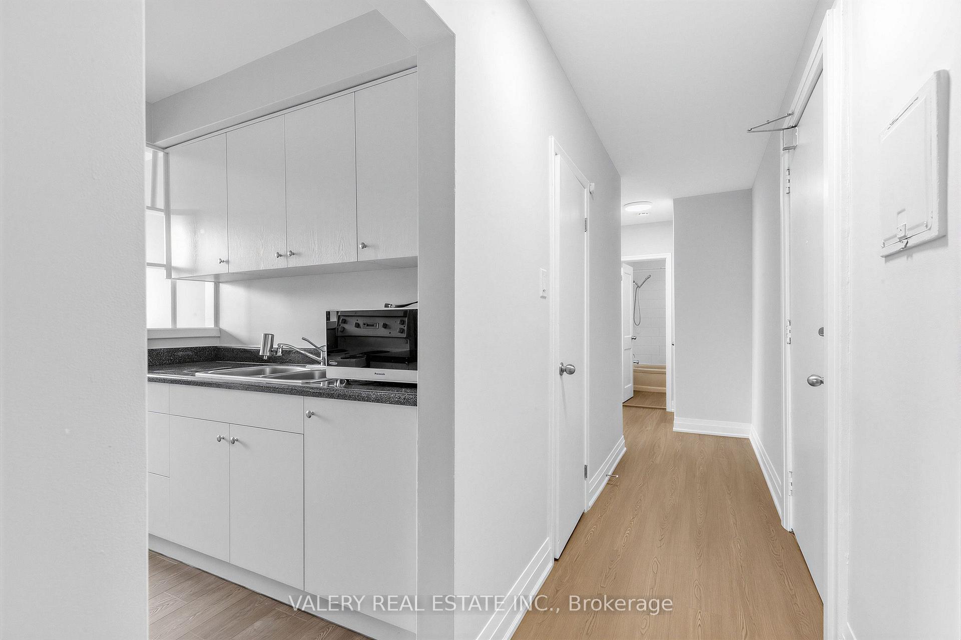 Photo 3 of Unit 5, 12 Westgate Boulevard, Toronto, Bedford Park-Nortown — HOMEH