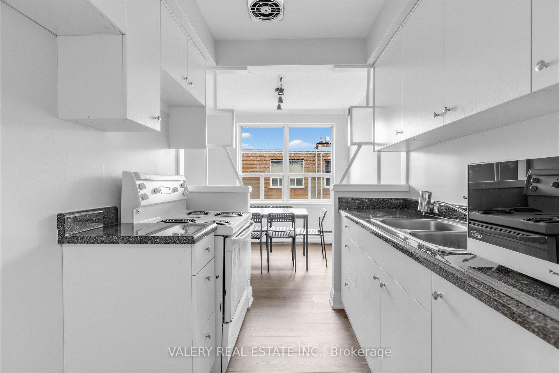 Photo 4 of Unit 5, 12 Westgate Boulevard, Toronto, Bedford Park-Nortown — HOMEH
