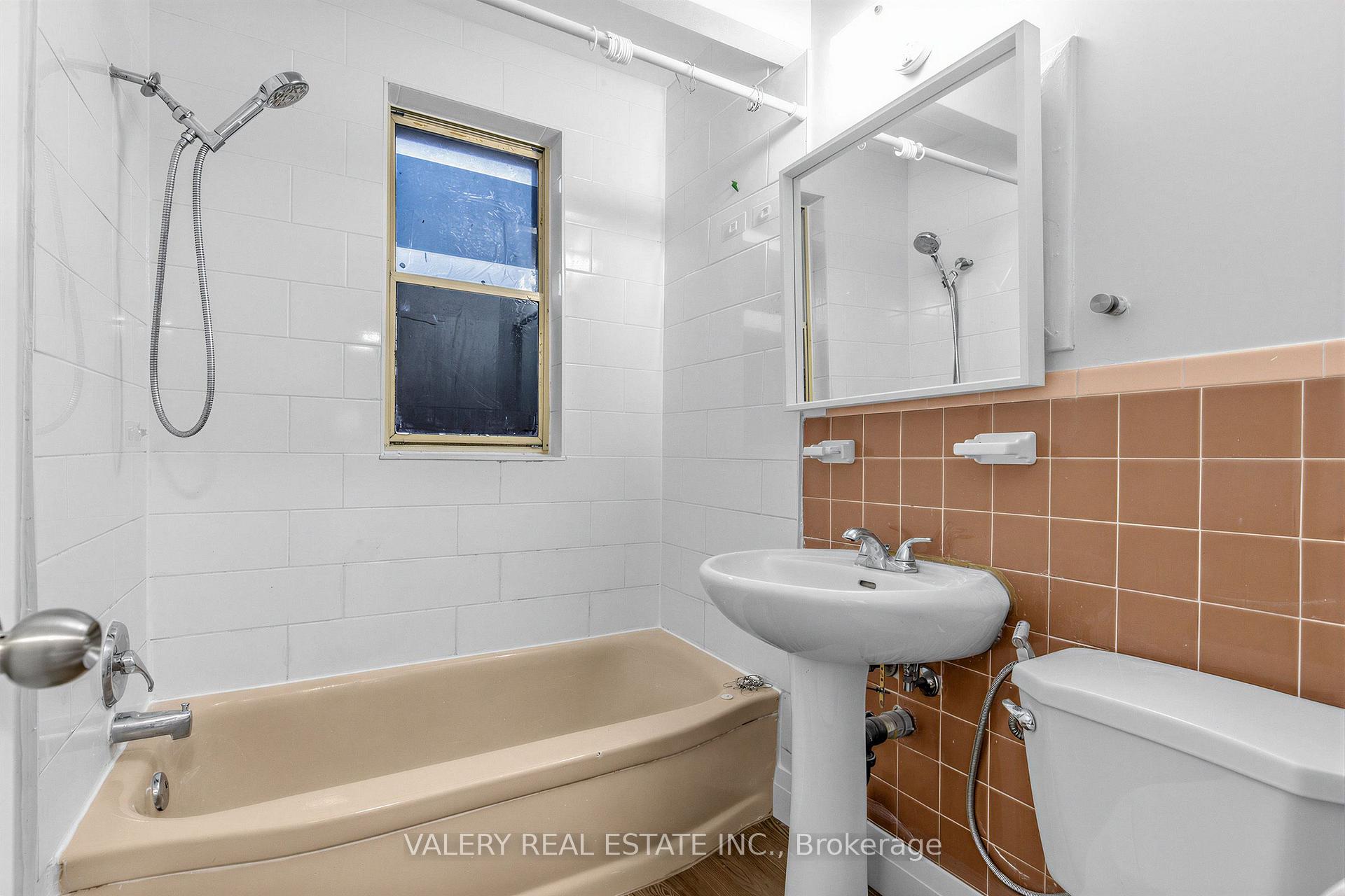 Photo 12 of Unit 5, 12 Westgate Boulevard, Toronto, Bedford Park-Nortown — HOMEH