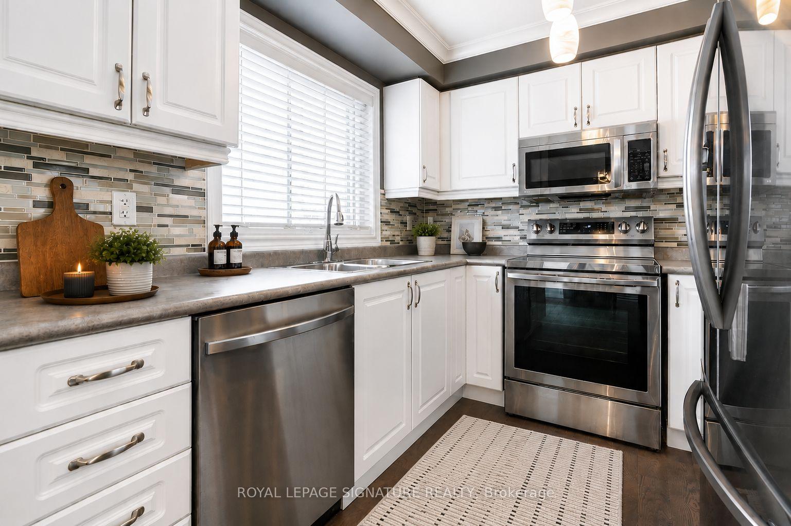 Photo 3 of 37 Succession Crescent, Barrie, Innis-Shore — HOMEH