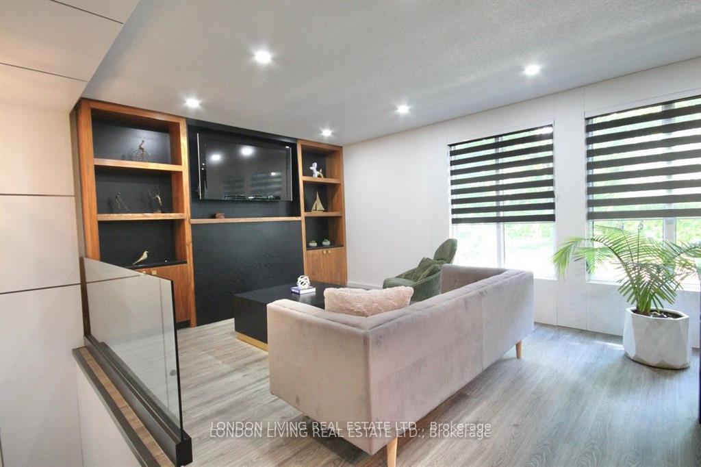 Photo 4 of 890 Viscount Road, London, South M — HOMEH