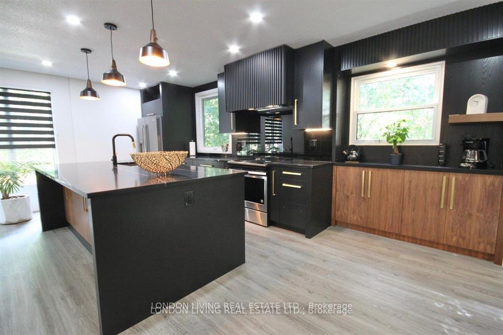 Photo 7 of 890 Viscount Road, London, South M — HOMEH