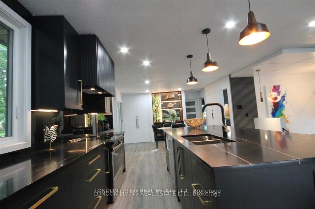 Photo 9 of 890 Viscount Road, London, South M — HOMEH