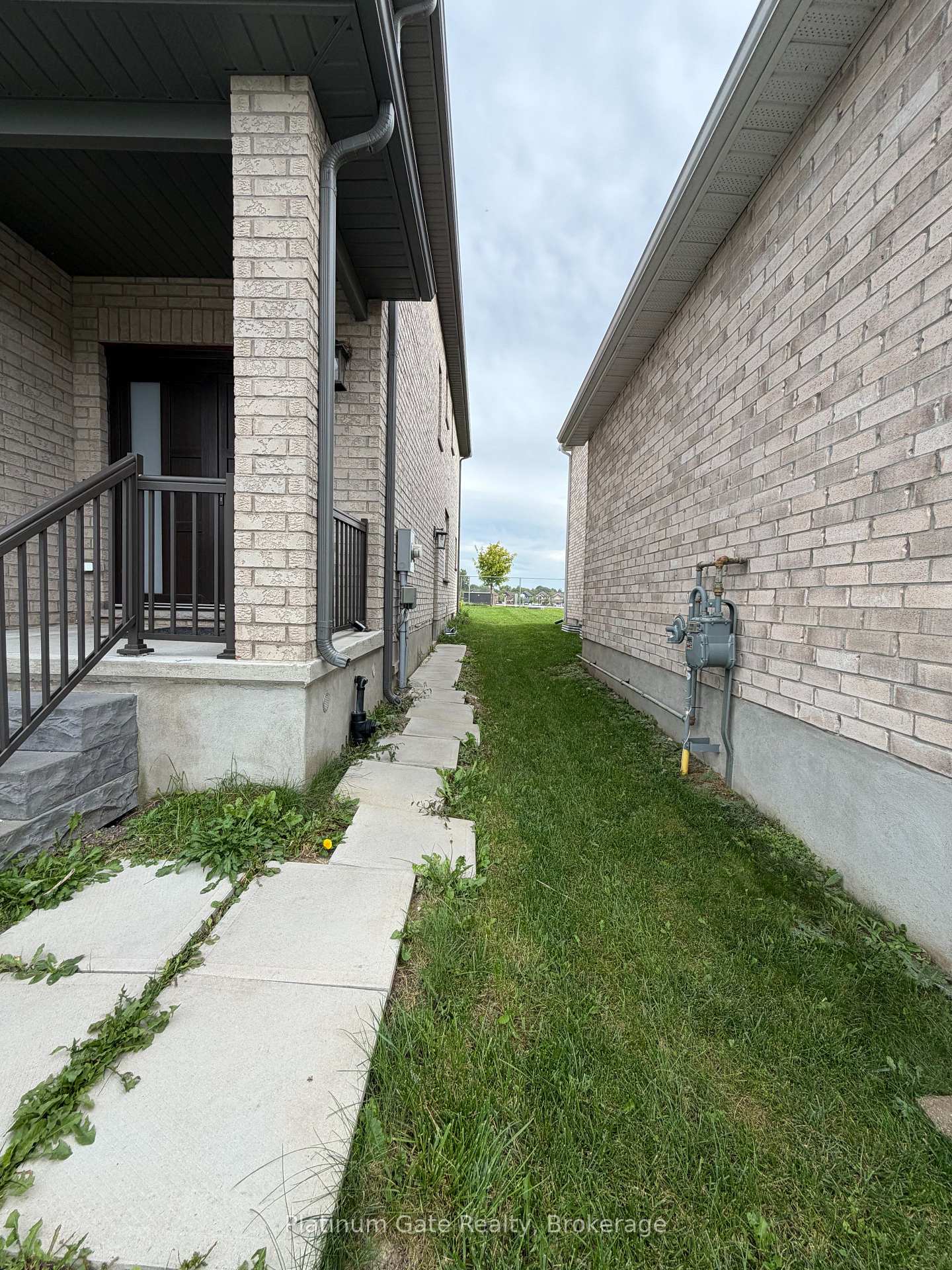 Photo 2 of 827 Cedar Parkway, London, North E — HOMEH