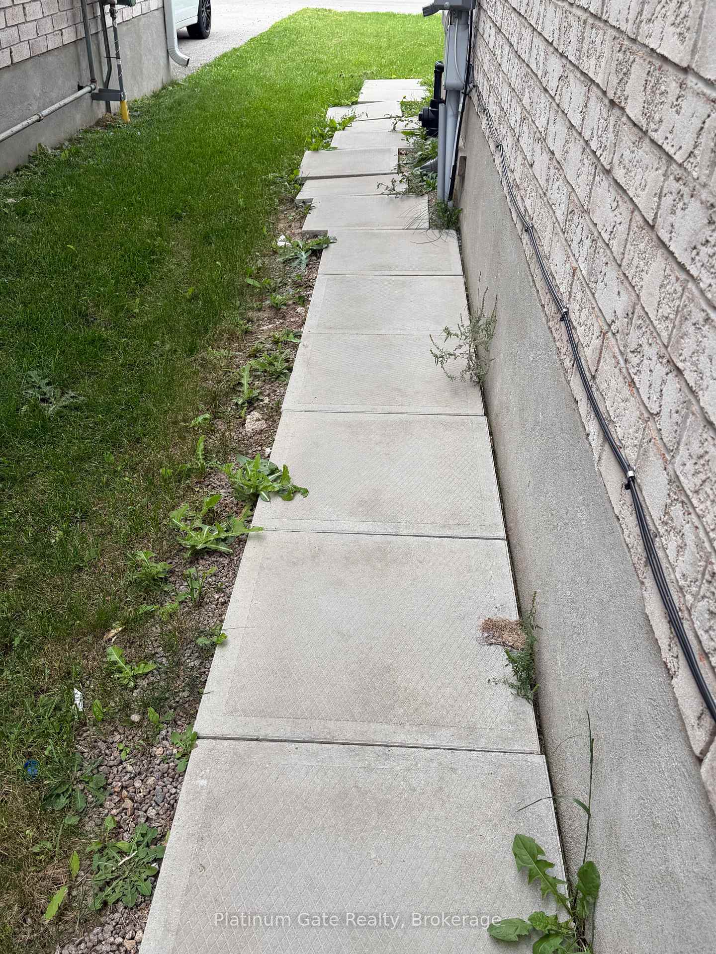Photo 3 of 827 Cedar Parkway, London, North E — HOMEH