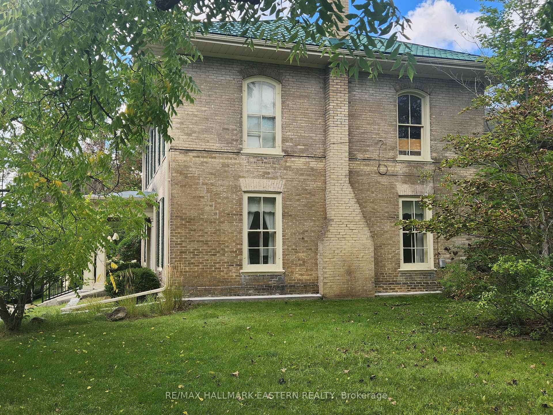Photo 3 of 813 Water Street, Peterborough, Northcrest Ward 5 — HOMEH
