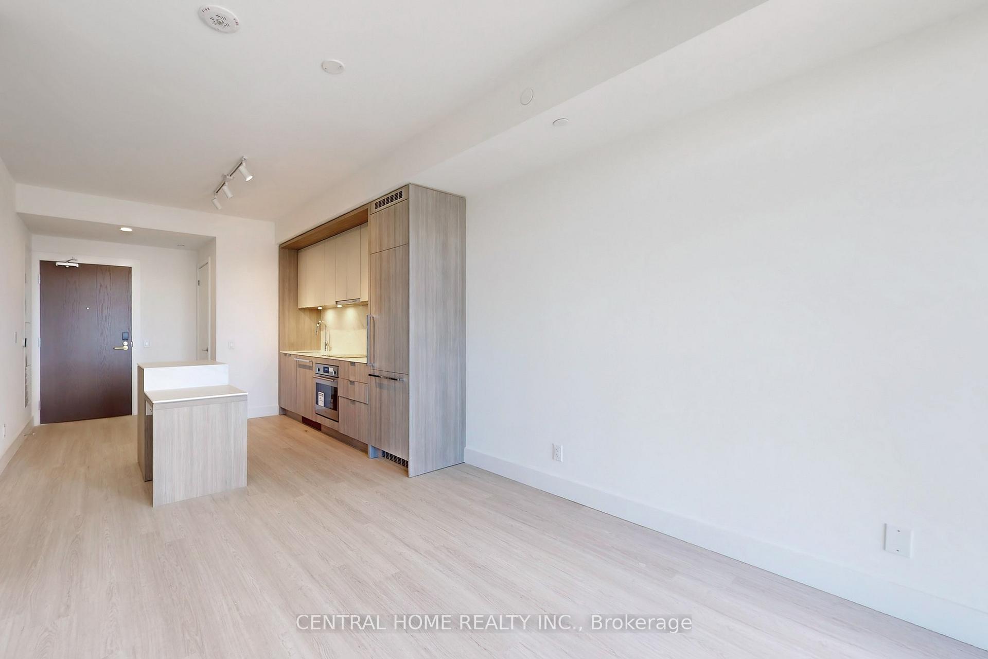 Photo 4 of Unit 917, 6 Greenbriar Road, North York, Bayview Village — HOMEH