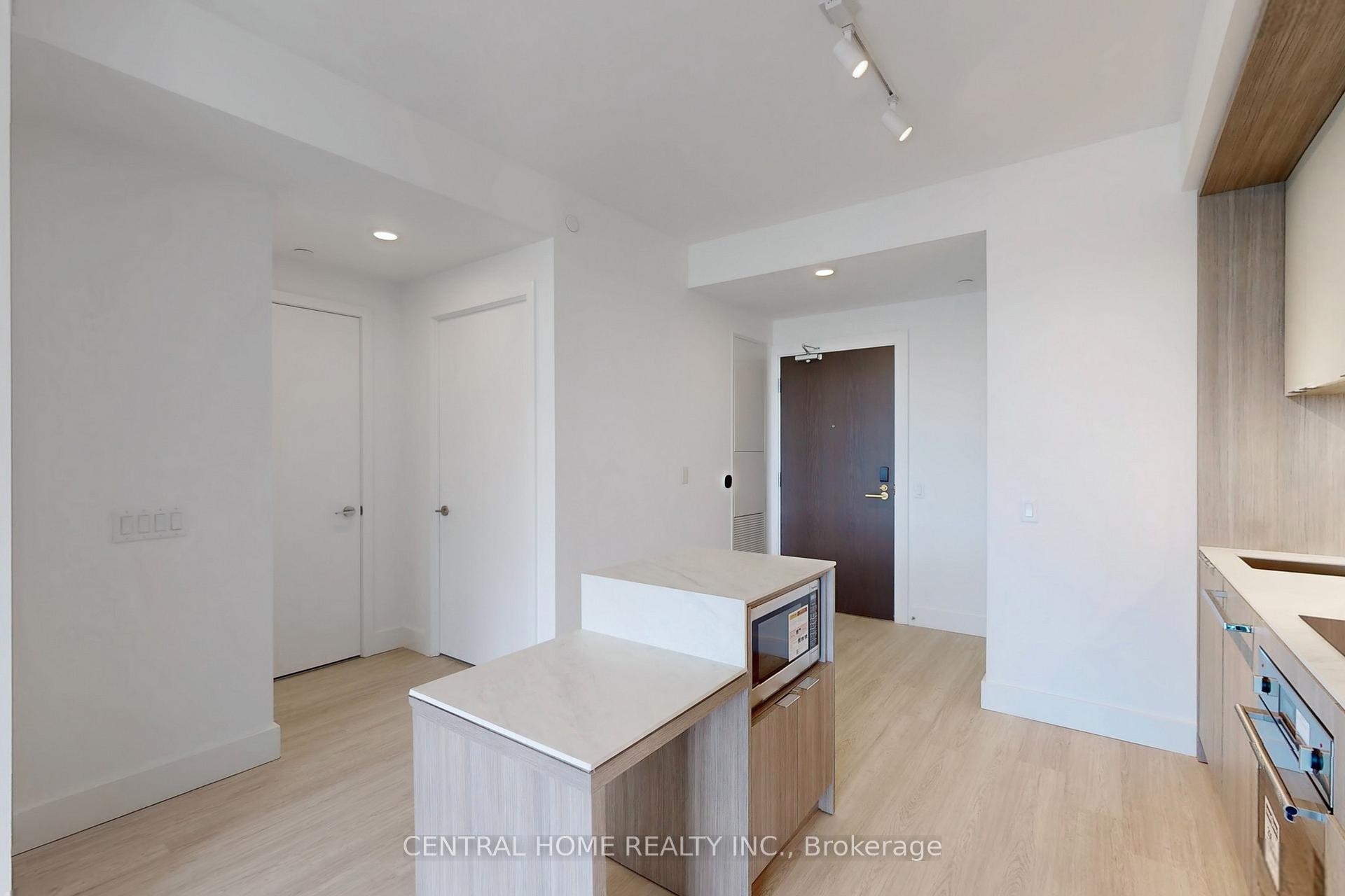 Photo 6 of Unit 917, 6 Greenbriar Road, North York, Bayview Village — HOMEH