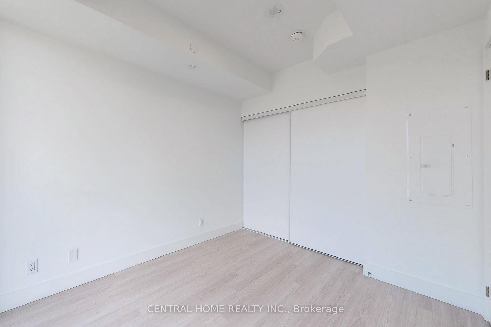 Photo 8 of Unit 917, 6 Greenbriar Road, North York, Bayview Village — HOMEH
