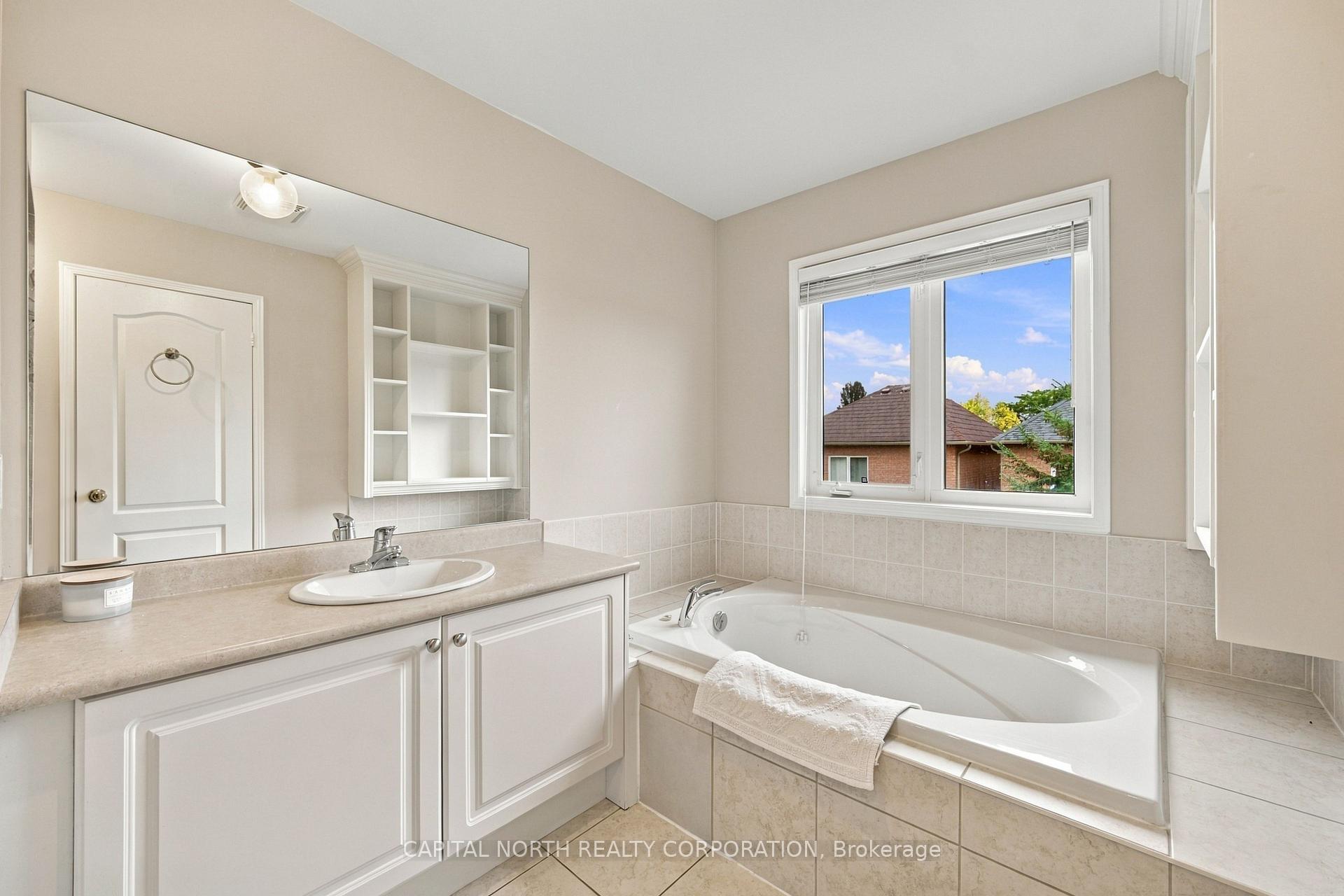 Photo 24 of 21 Walkview Crescent, Richmond Hill, Oak Ridges — HOMEH