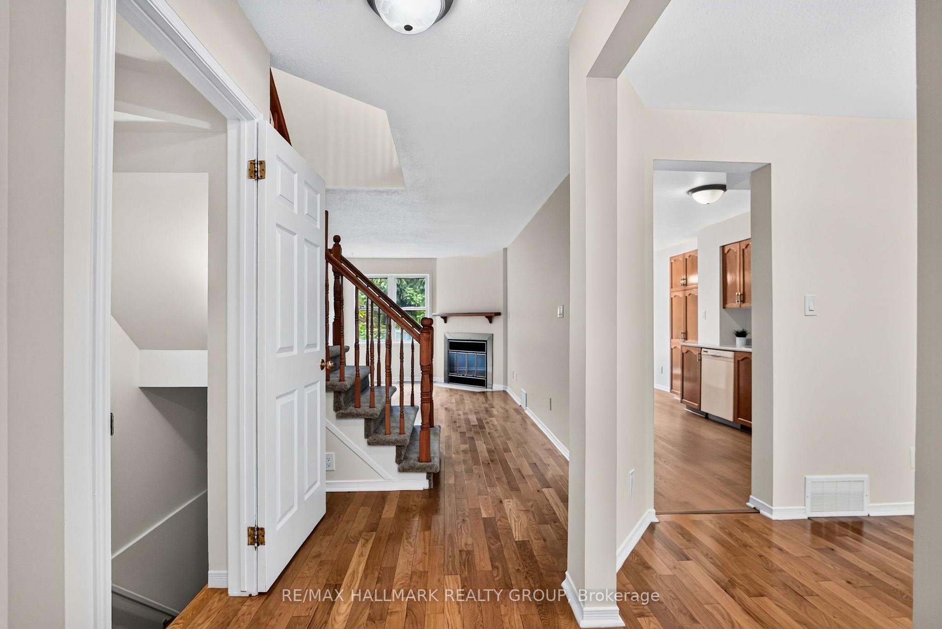 Photo 6 of 49 Robarts Crescent, Ottawa, Kanata - Katimavik — HOMEH