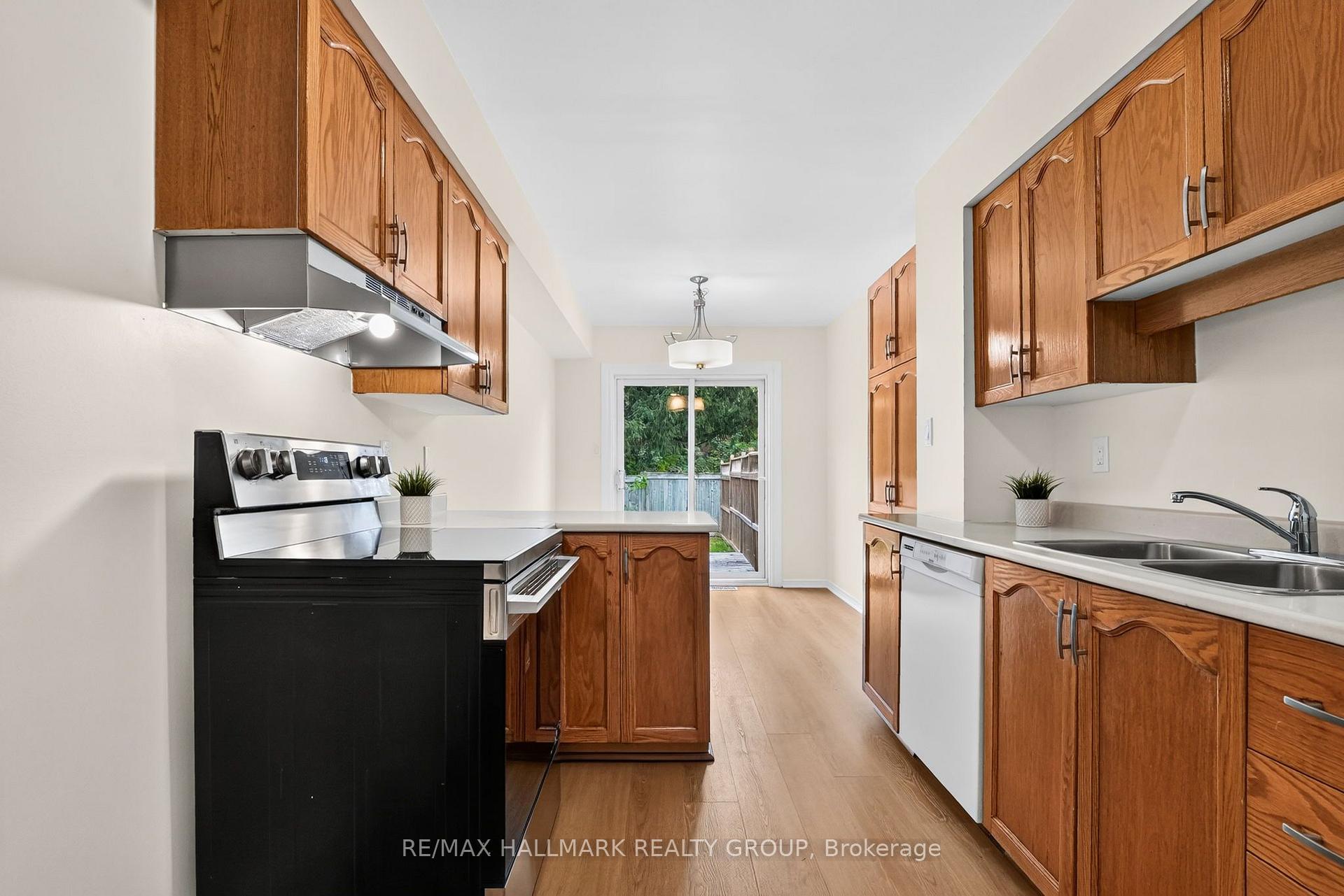 Photo 10 of 49 Robarts Crescent, Ottawa, Kanata - Katimavik — HOMEH