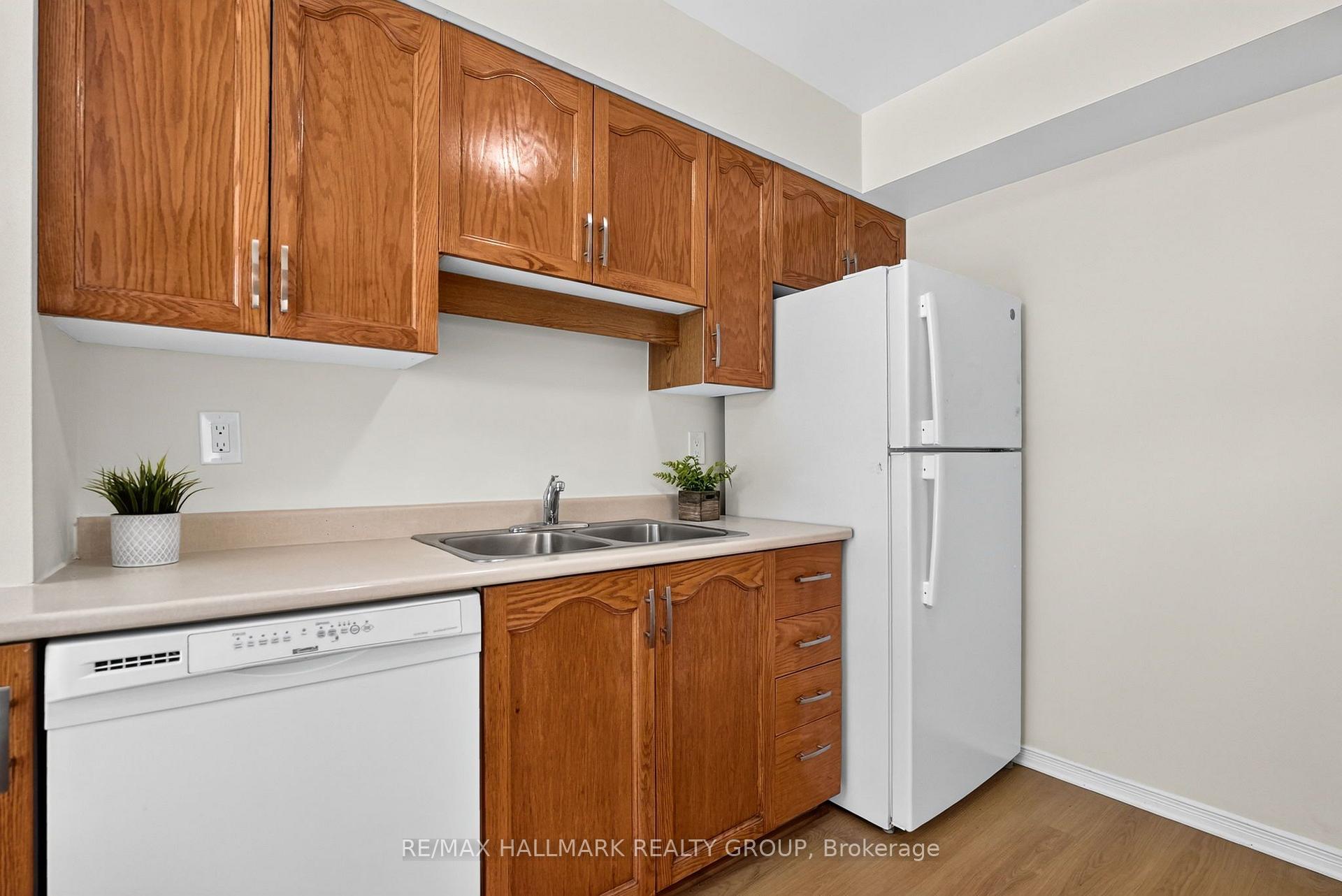 Photo 11 of 49 Robarts Crescent, Ottawa, Kanata - Katimavik — HOMEH