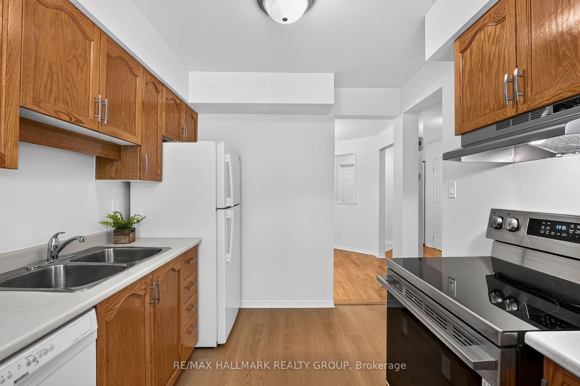 Photo 12 of 49 Robarts Crescent, Ottawa, Kanata - Katimavik — HOMEH