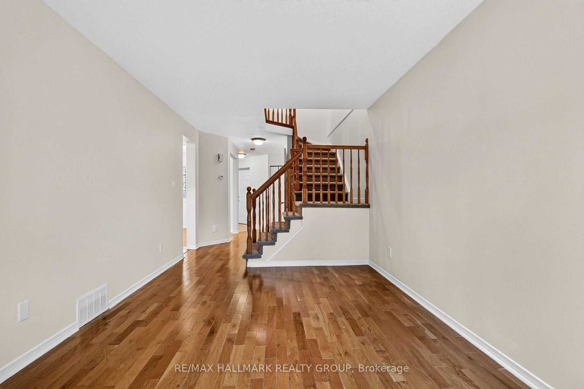 Photo 18 of 49 Robarts Crescent, Ottawa, Kanata - Katimavik — HOMEH