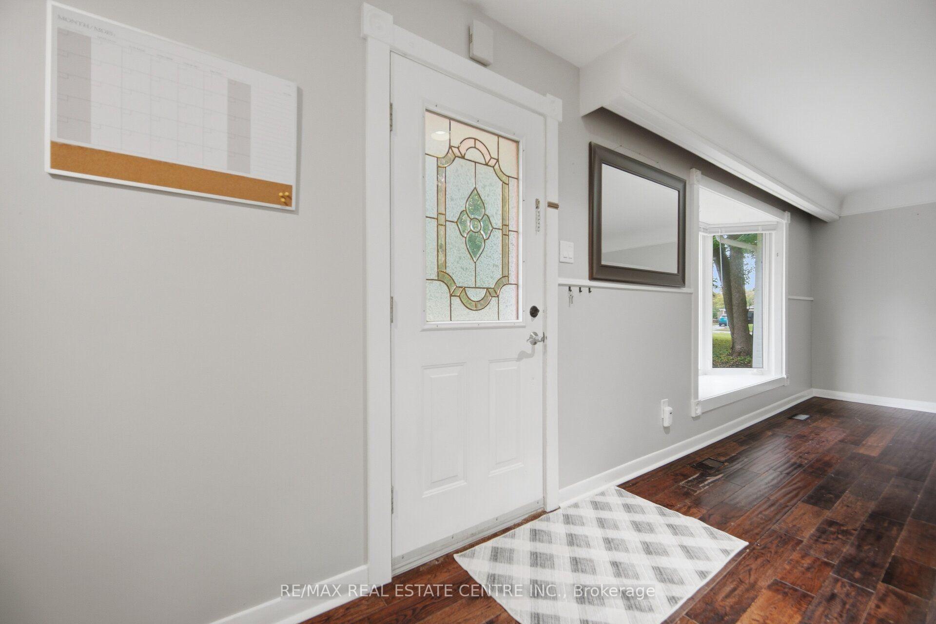 Photo 5 of 4 Lincoln Crescent, Guelph, St. George's — HOMEH