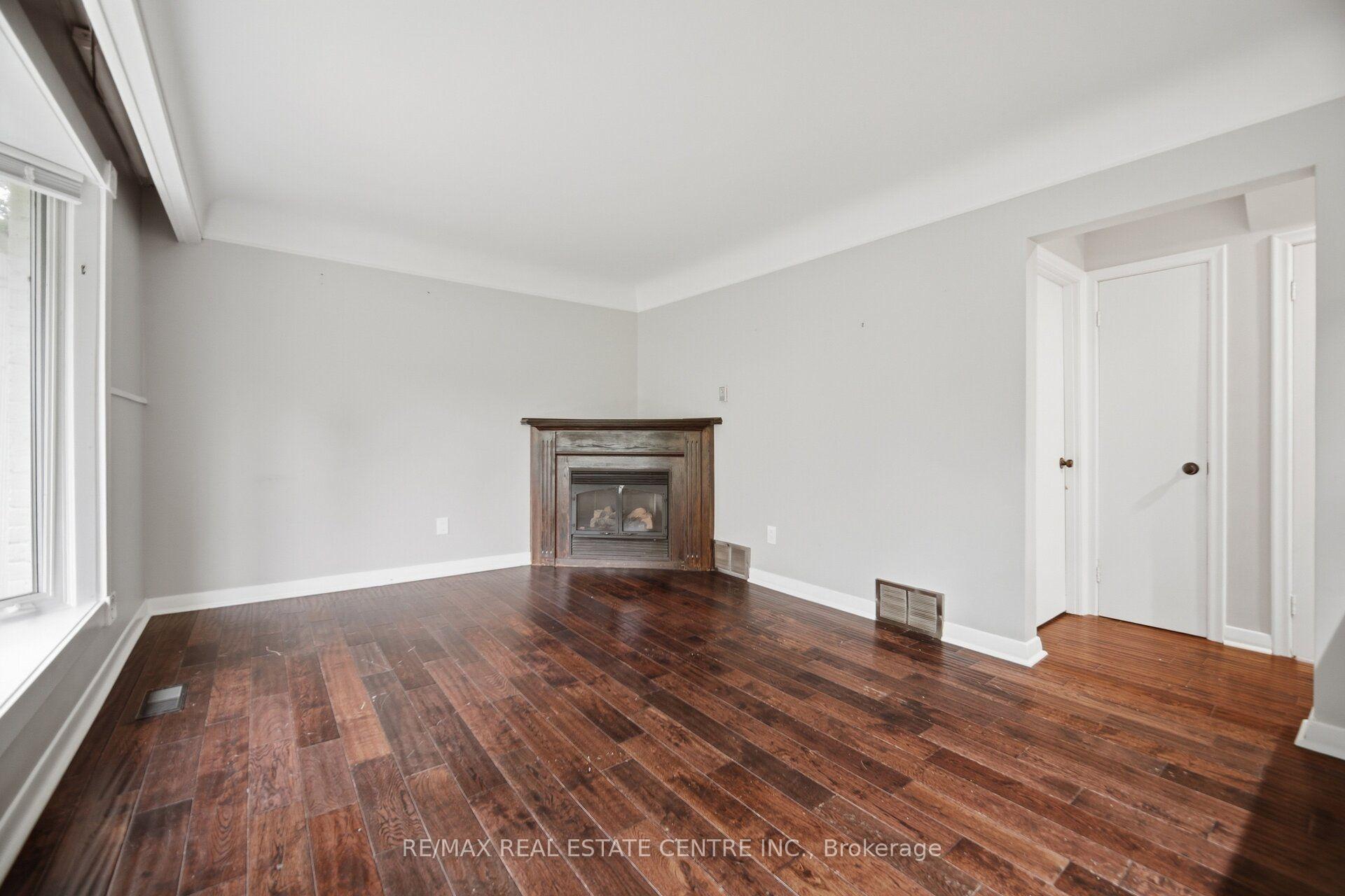 Photo 7 of 4 Lincoln Crescent, Guelph, St. George's — HOMEH
