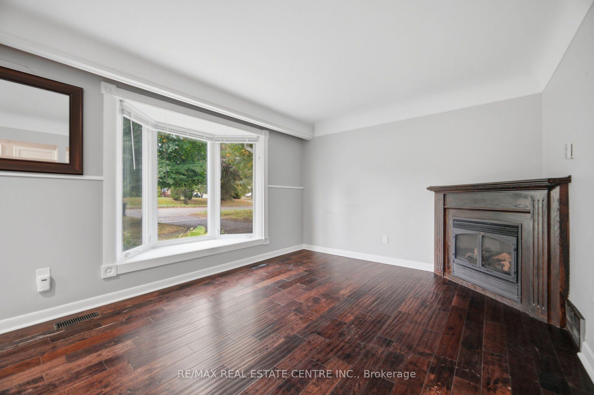 Photo 8 of 4 Lincoln Crescent, Guelph, St. George's — HOMEH