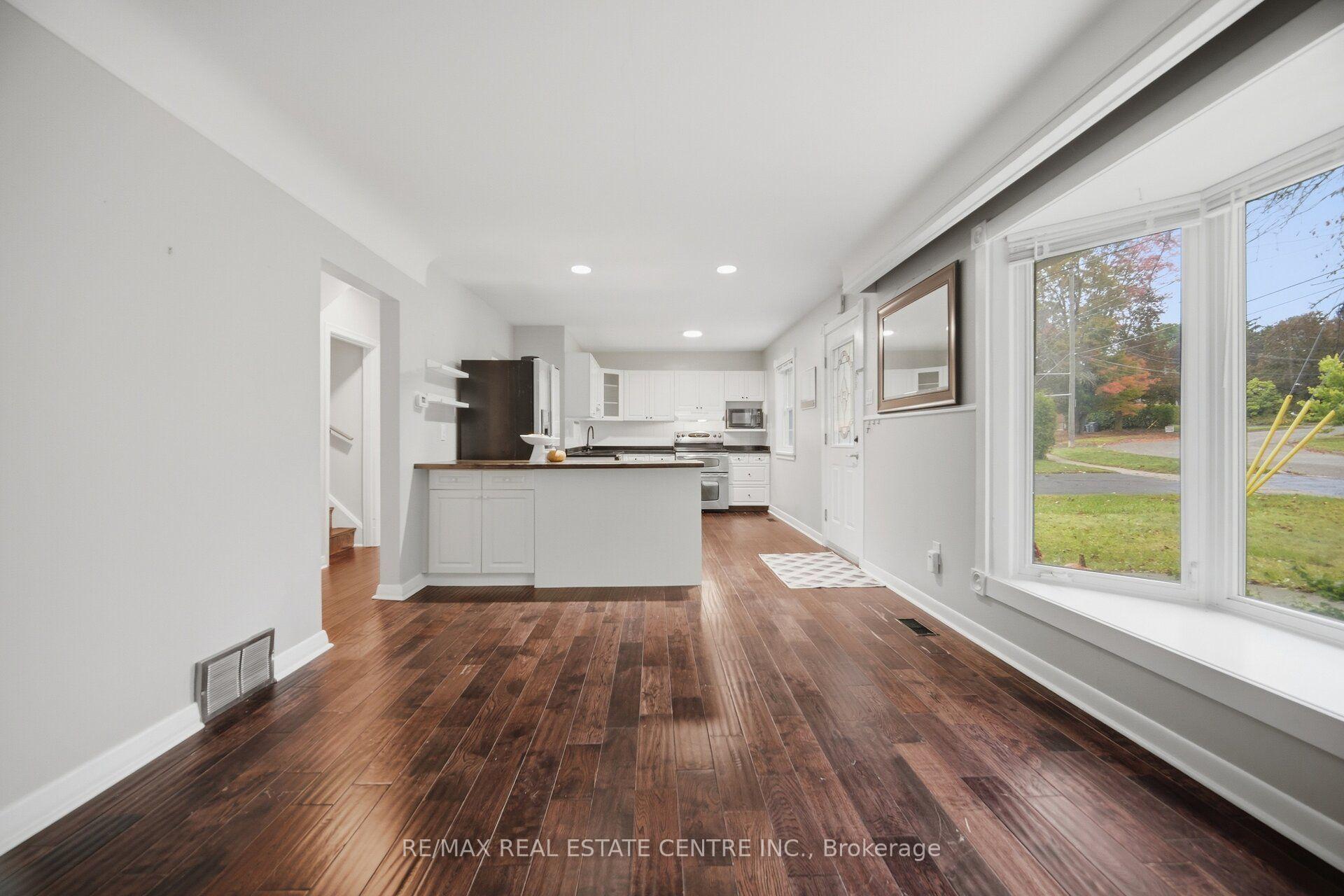 Photo 10 of 4 Lincoln Crescent, Guelph, St. George's — HOMEH