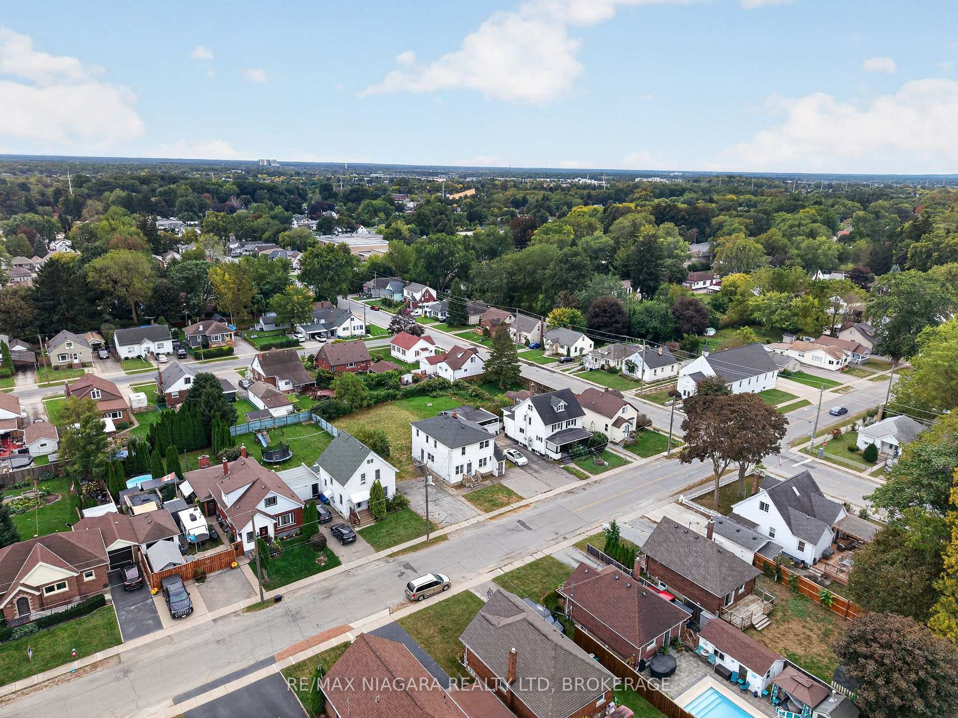 Photo 4 of 6520 Barker Street, Niagara Falls, Dorchester — HOMEH