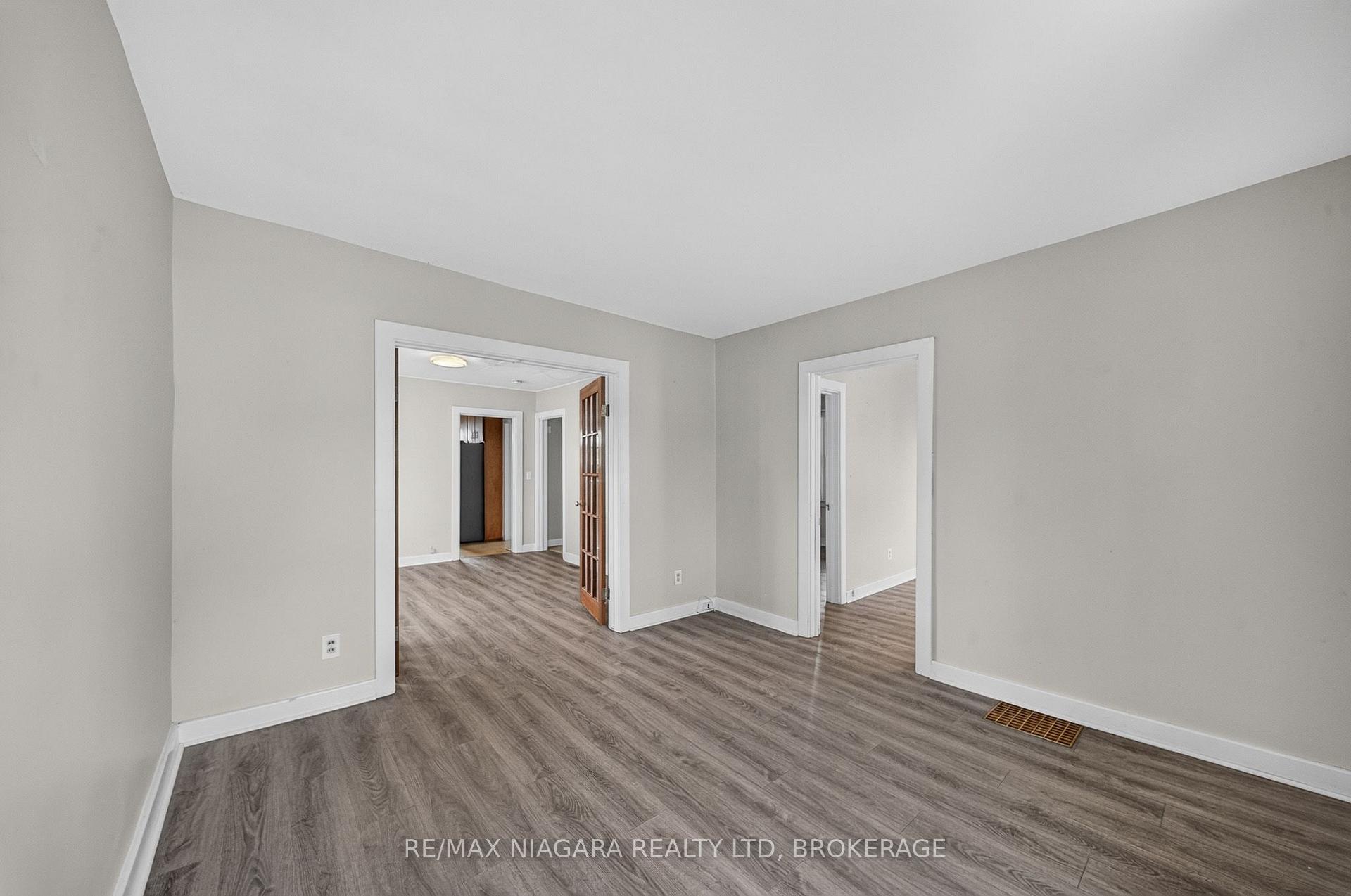 Photo 11 of 6520 Barker Street, Niagara Falls, Dorchester — HOMEH