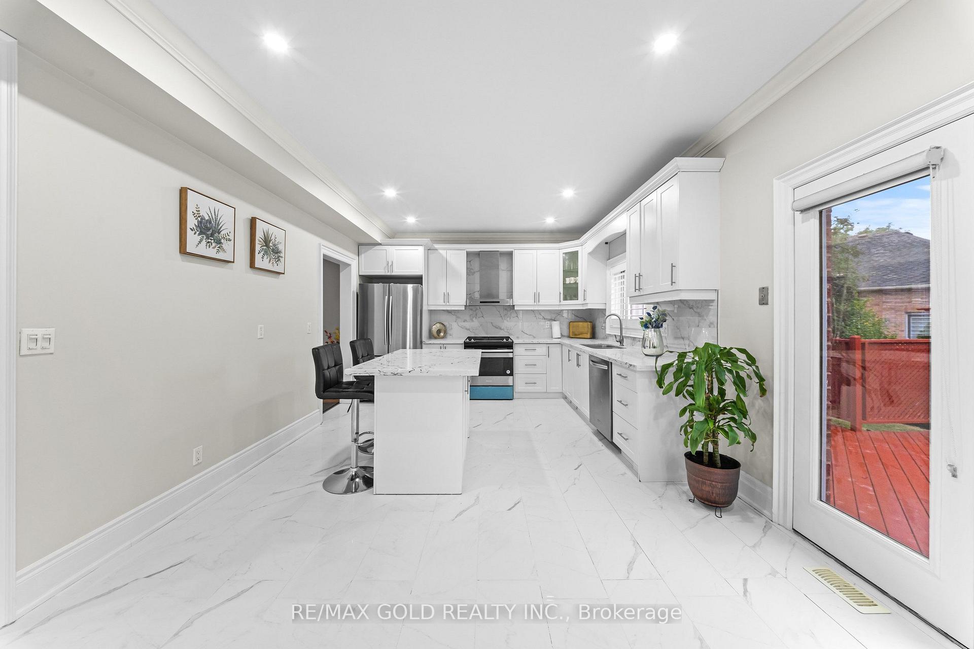 Photo 9 of 16 Regis Circle, Brampton, Vales of Castlemore North — HOMEH