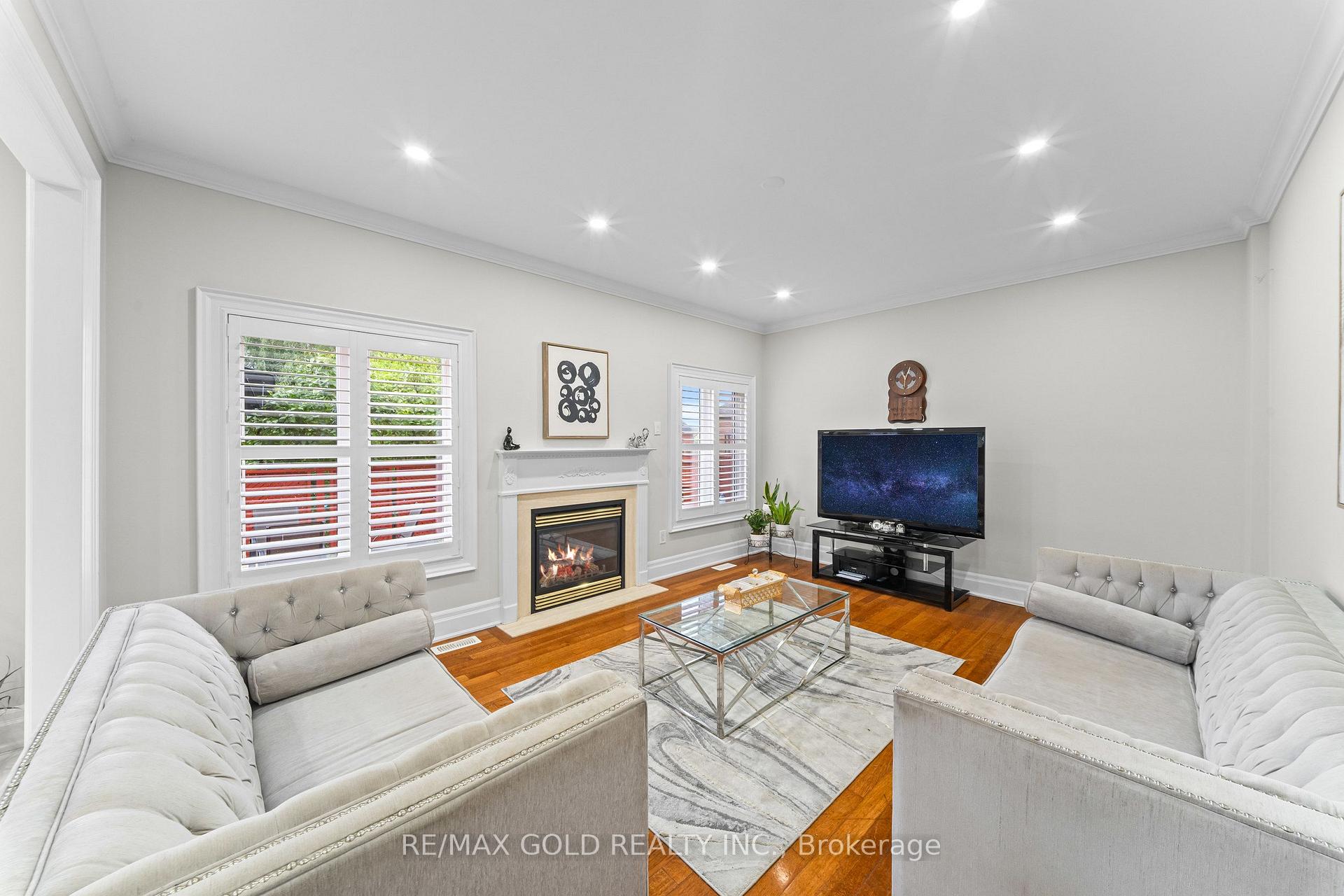 Photo 11 of 16 Regis Circle, Brampton, Vales of Castlemore North — HOMEH