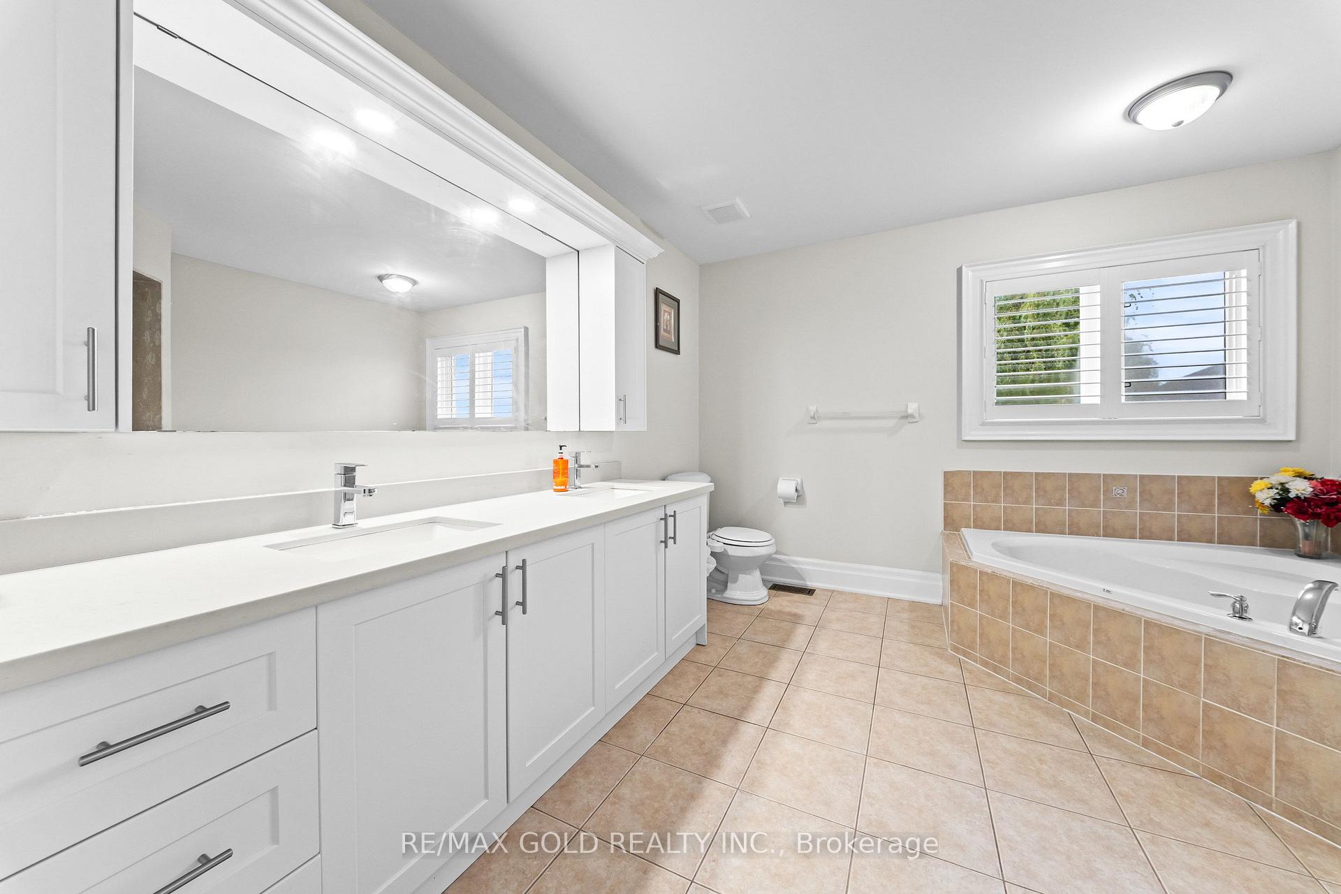 Photo 17 of 16 Regis Circle, Brampton, Vales of Castlemore North — HOMEH