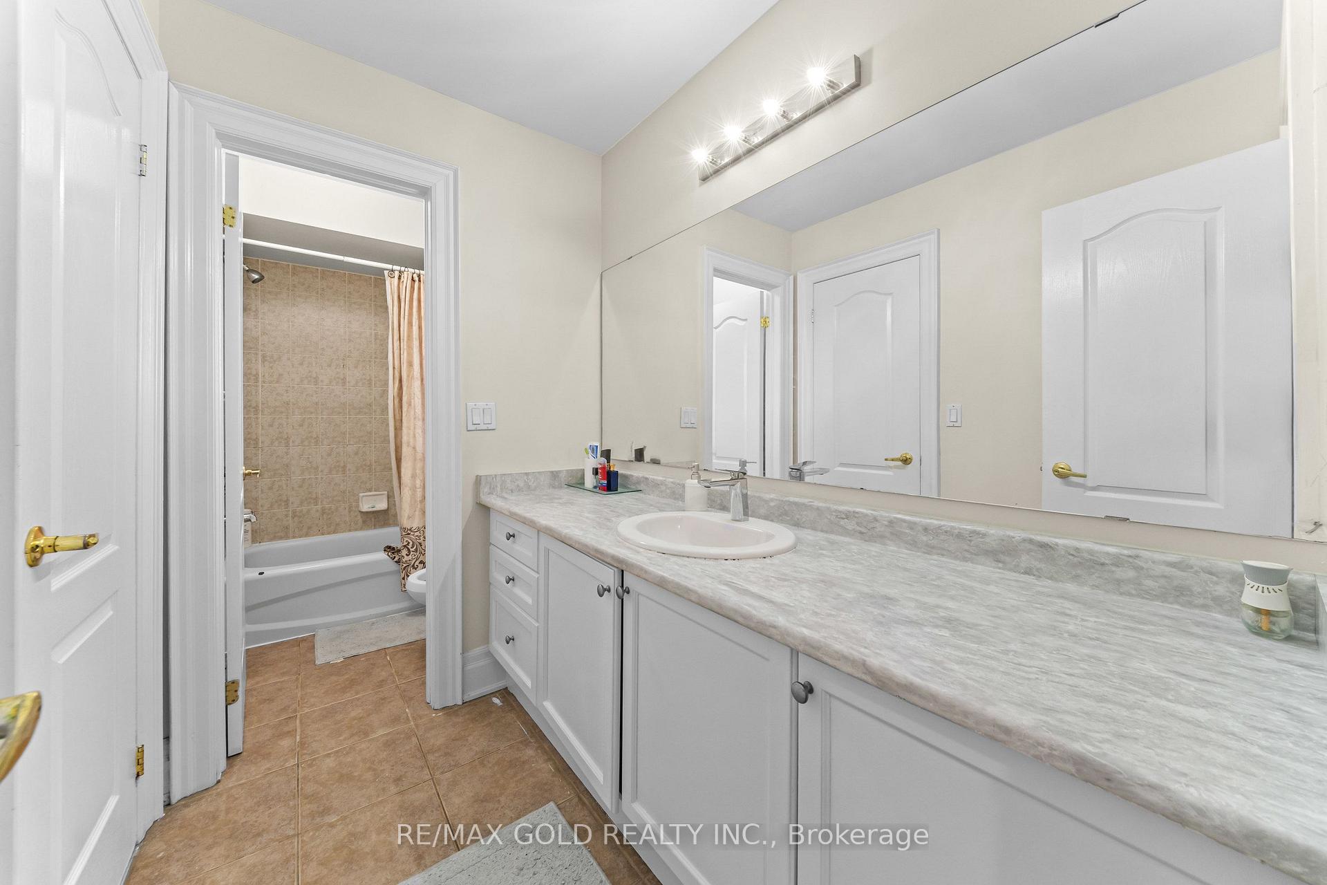 Photo 19 of 16 Regis Circle, Brampton, Vales of Castlemore North — HOMEH