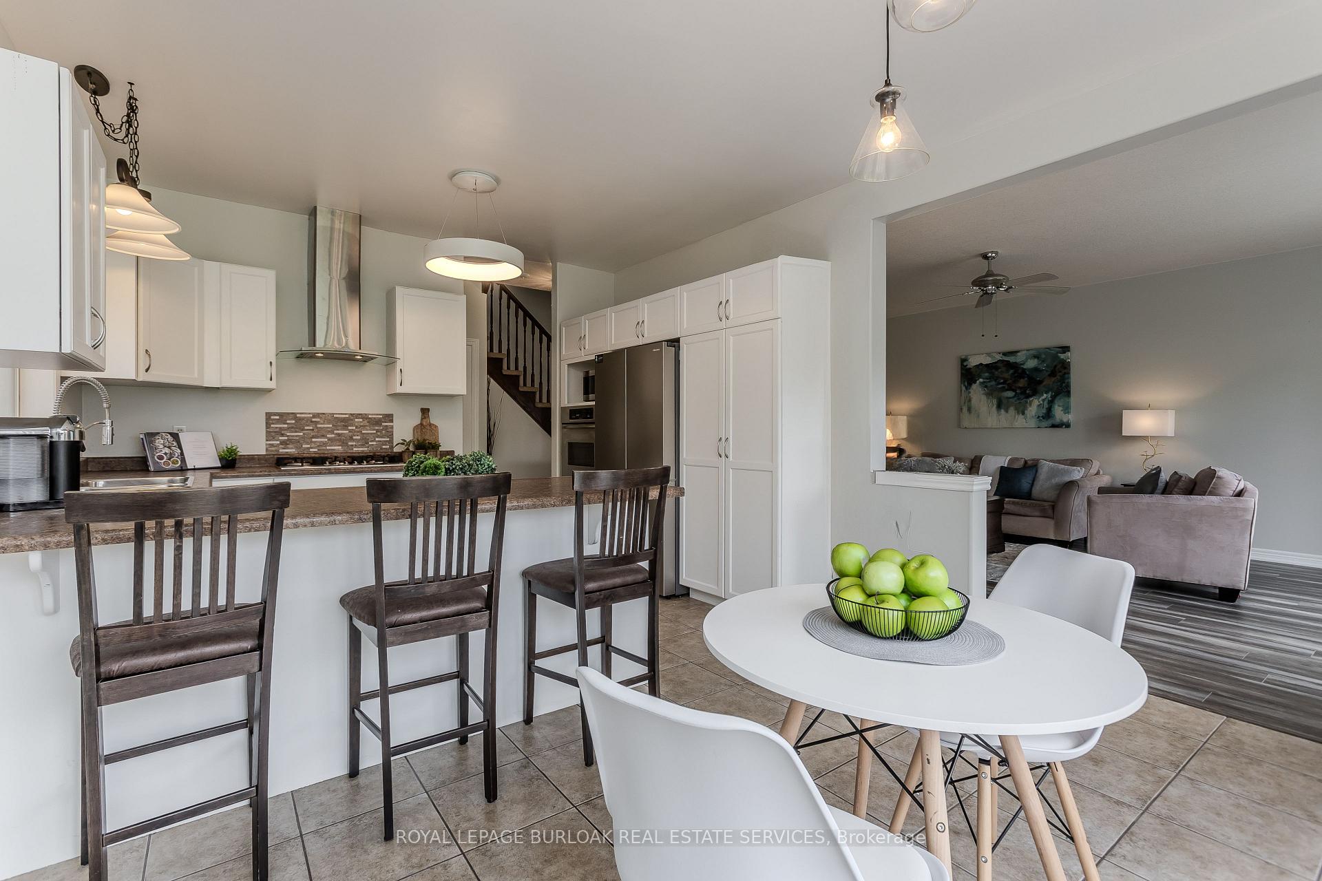 Photo 7 of 32 Great Oak Trail, Hamilton, Binbrook — HOMEH