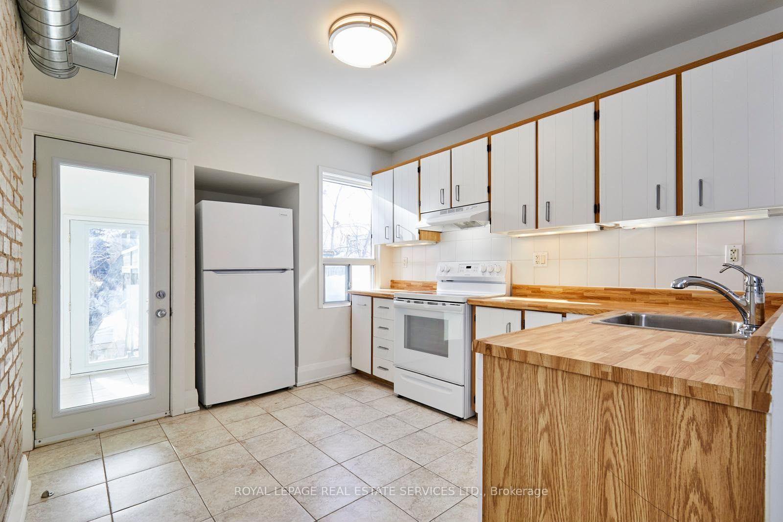 Photo 4 of Unit 2nd Floor, 927 Kingston Road, Toronto, The Beaches — HOMEH