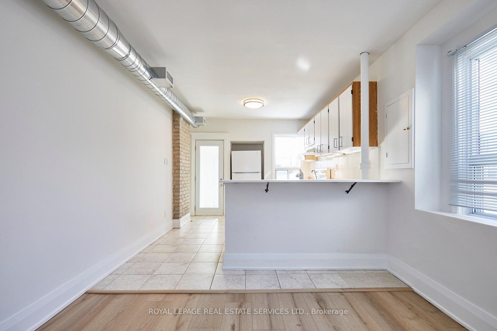 Photo 5 of Unit 2nd Floor, 927 Kingston Road, Toronto, The Beaches — HOMEH