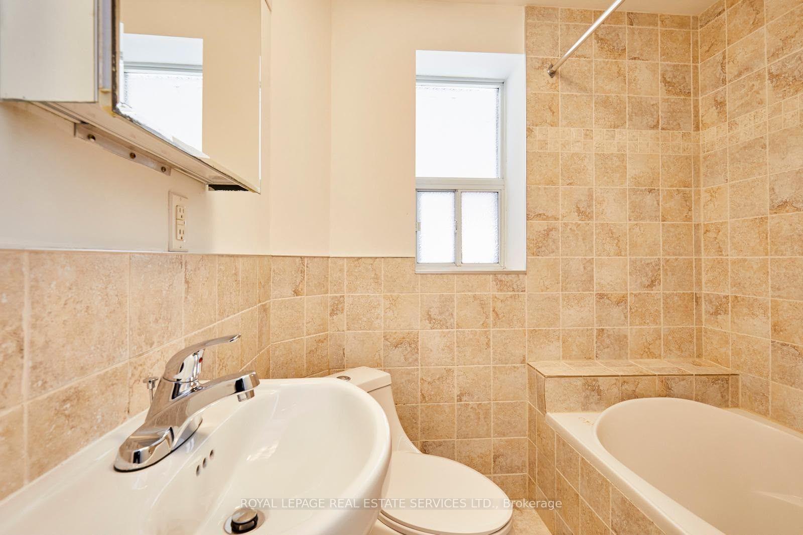 Photo 9 of Unit 2nd Floor, 927 Kingston Road, Toronto, The Beaches — HOMEH