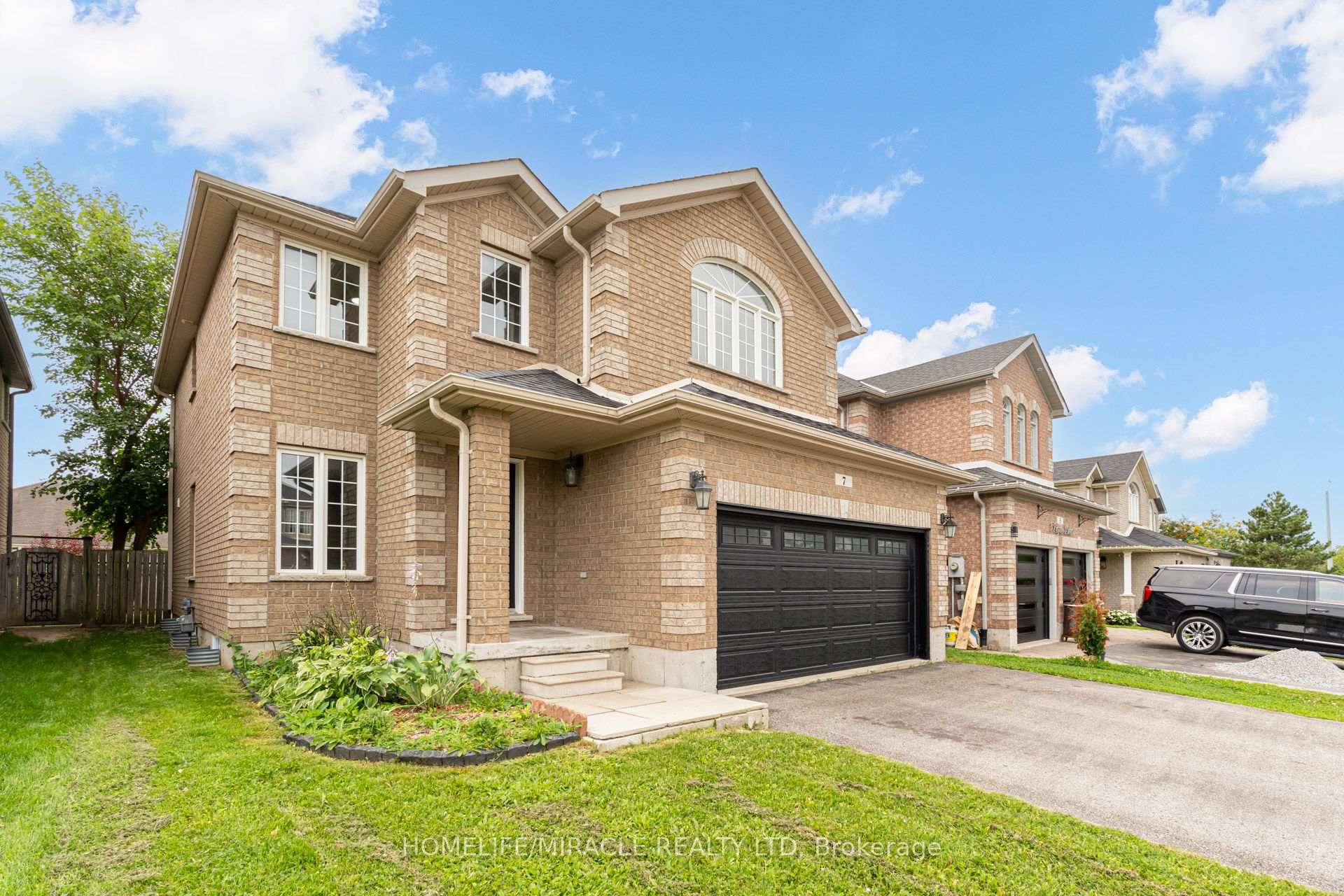 Photo 3 of 7 Empire Drive, Barrie, Innis-Shore — HOMEH