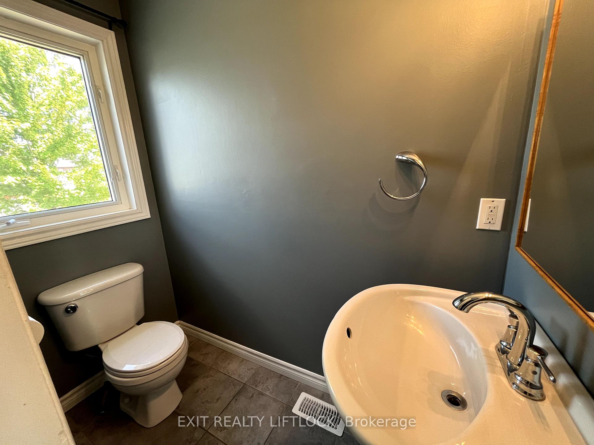 Photo 3 of 722 Trailview Drive, Peterborough, Ashburnham Ward 4 — HOMEH