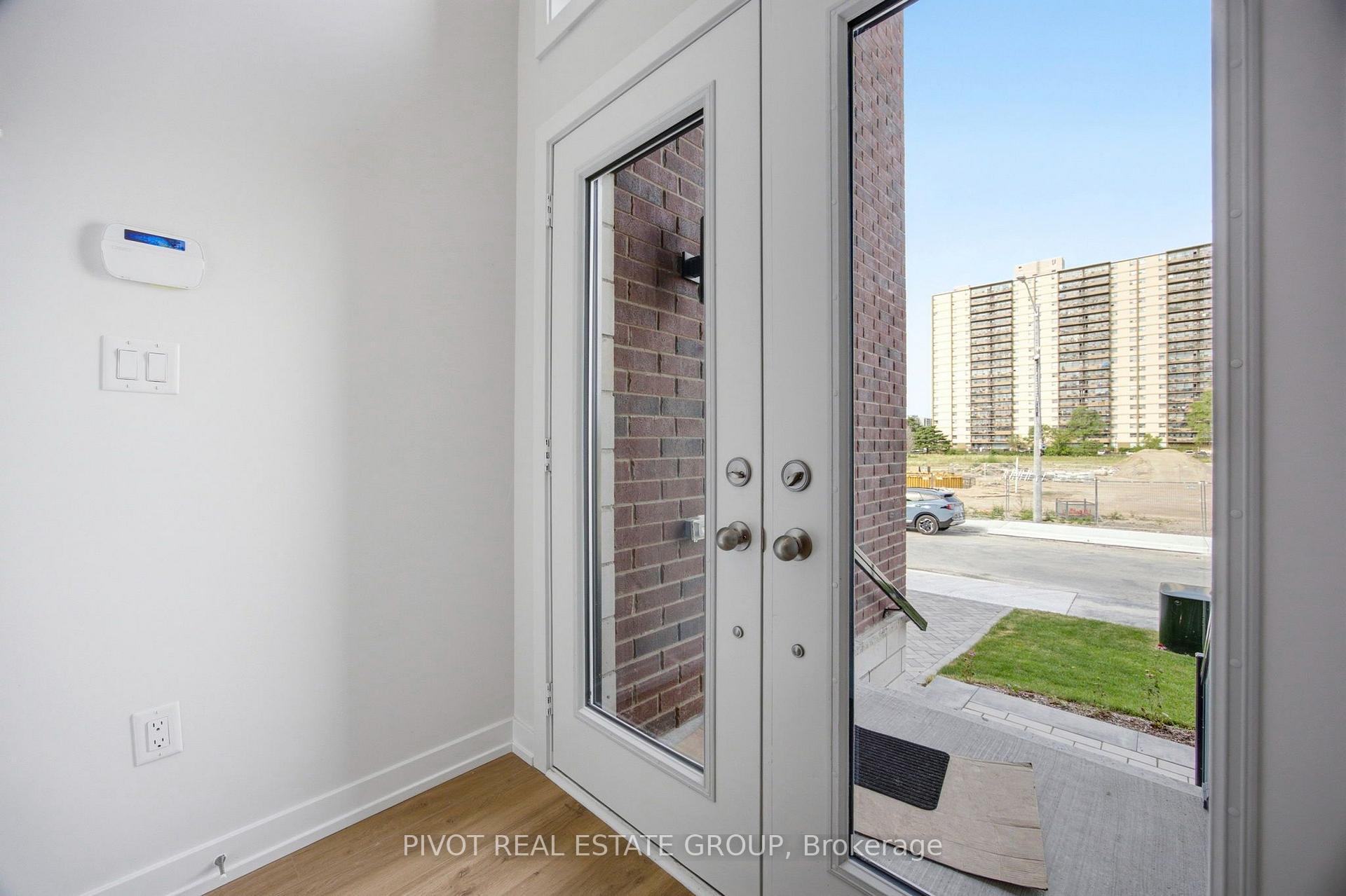 Photo 5 of 138 Danielle Moore Circle, Scarborough, Bendale — HOMEH