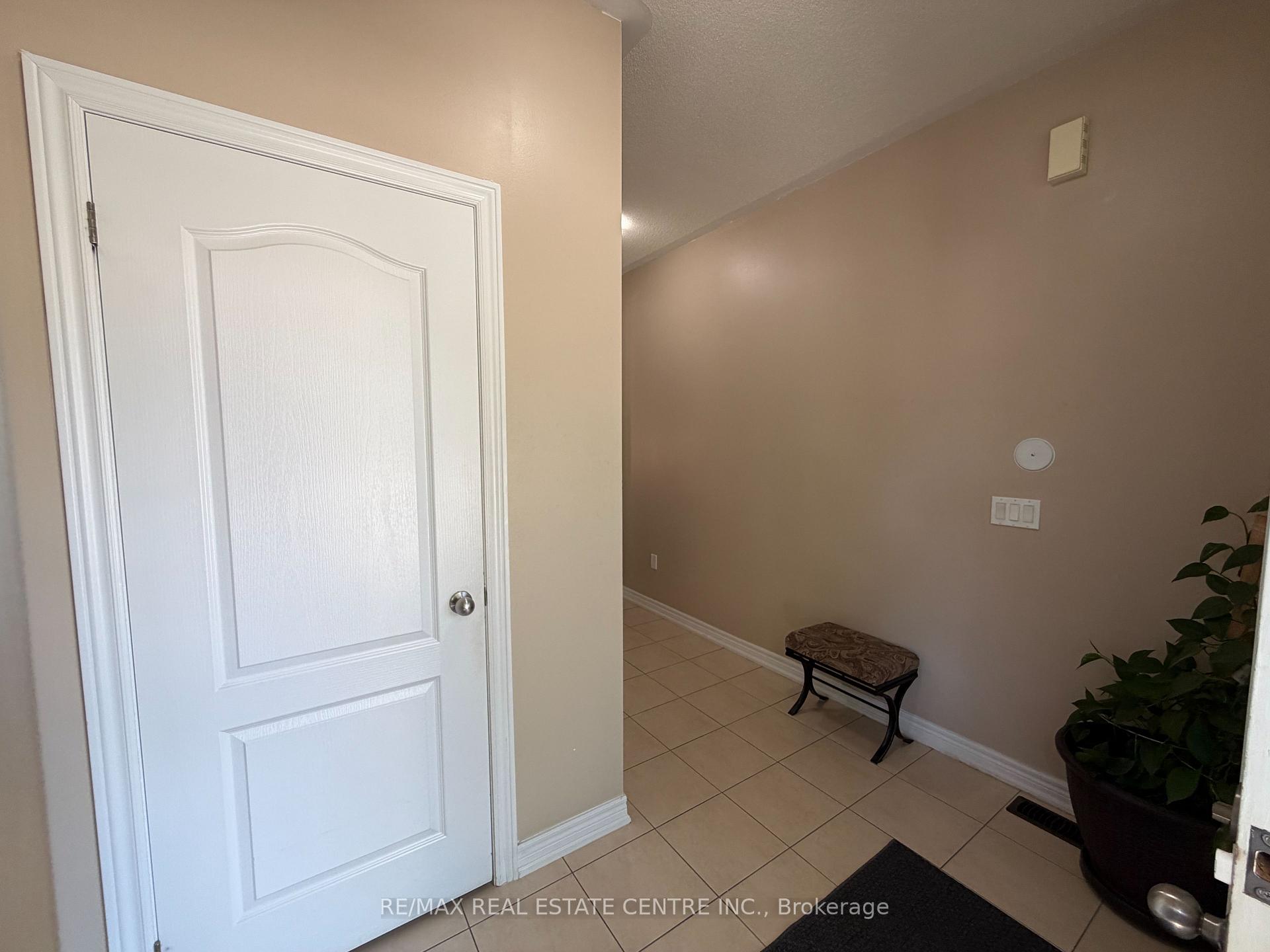Photo 3 of 14 Twistleton Street, Caledon, Rural Caledon — HOMEH