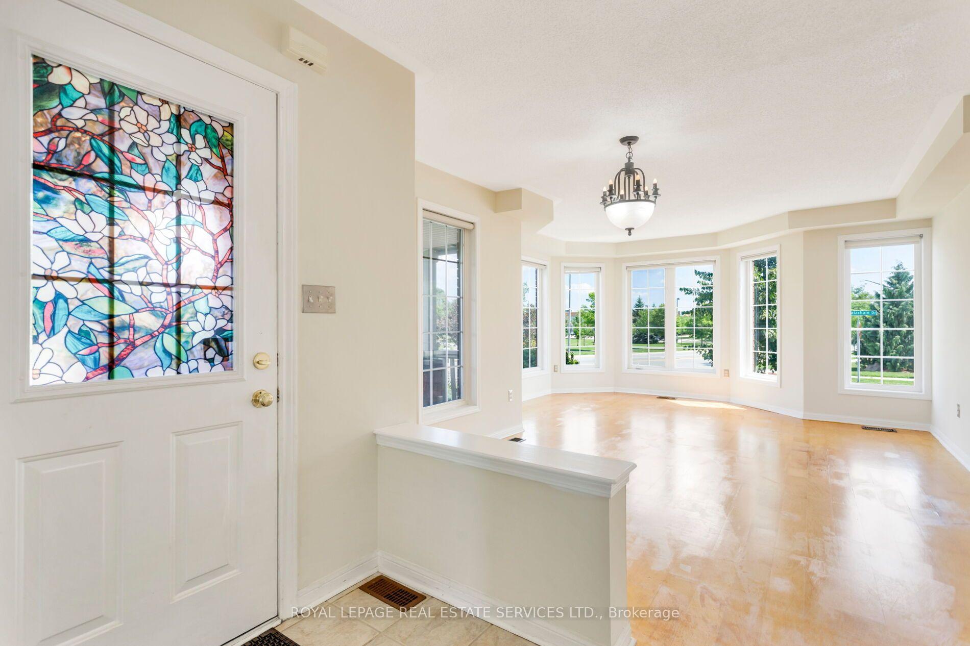 Photo 2 of 2204 Grand Oak Trail, Oakville, Westmount — HOMEH