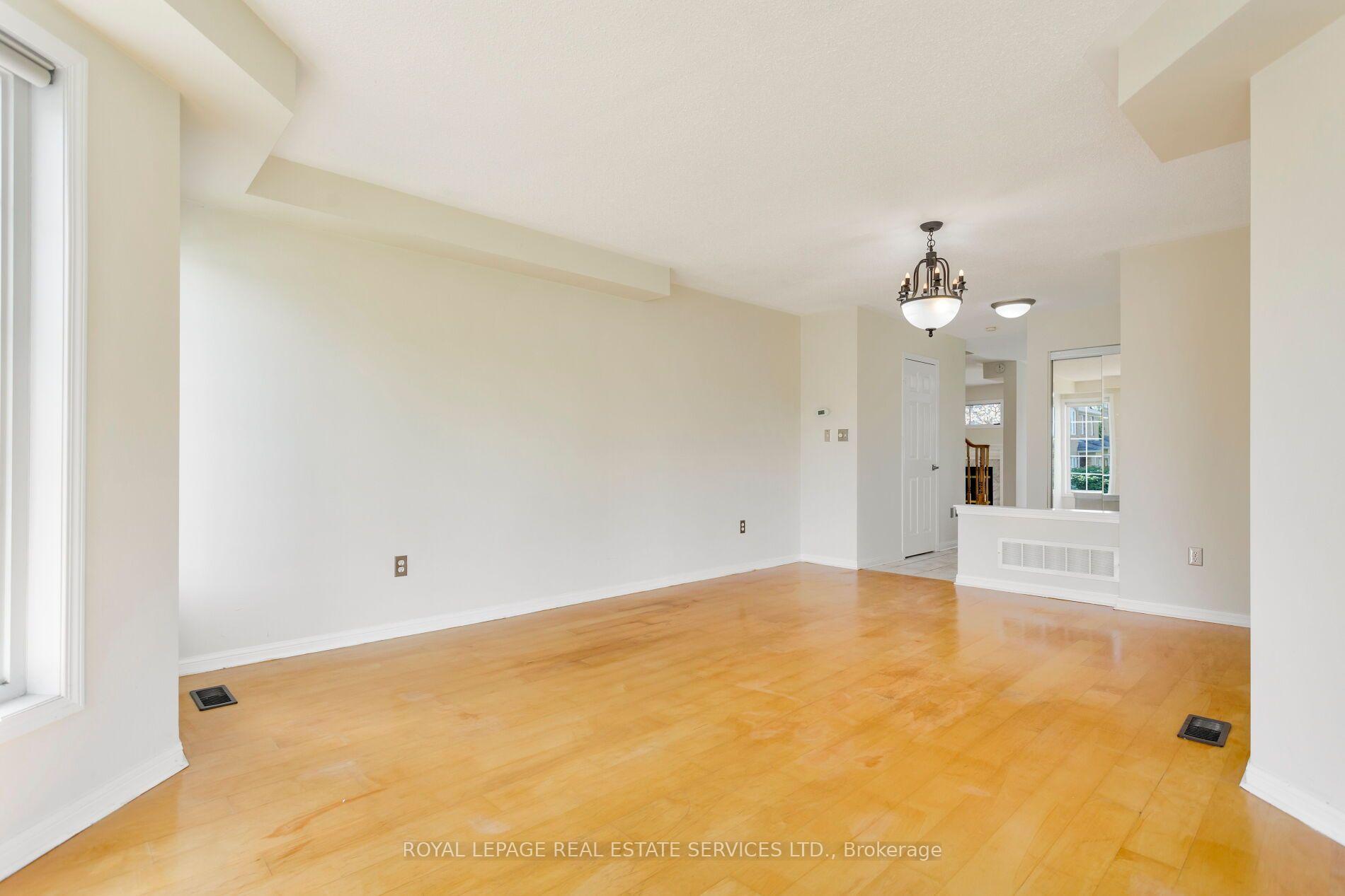 Photo 3 of 2204 Grand Oak Trail, Oakville, Westmount — HOMEH