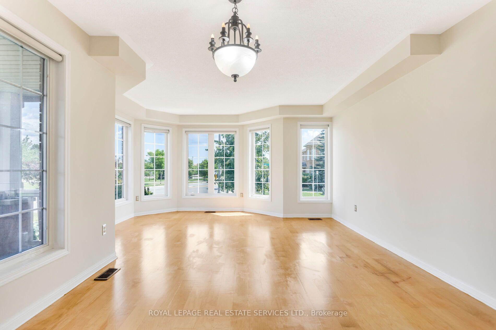 Photo 4 of 2204 Grand Oak Trail, Oakville, Westmount — HOMEH