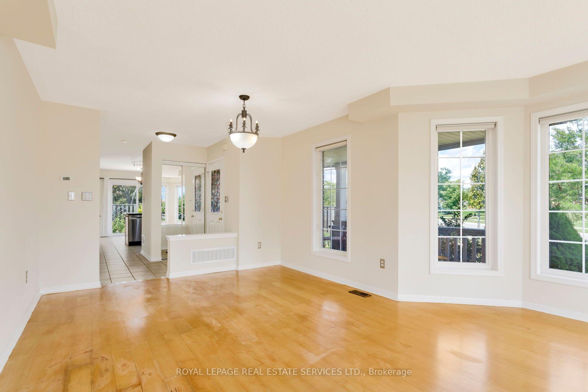 Photo 5 of 2204 Grand Oak Trail, Oakville, Westmount — HOMEH