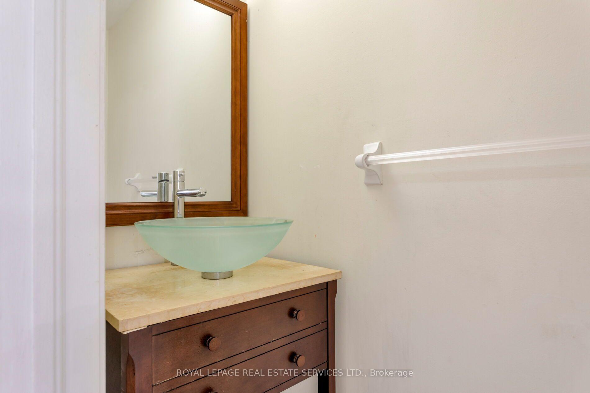 Photo 6 of 2204 Grand Oak Trail, Oakville, Westmount — HOMEH